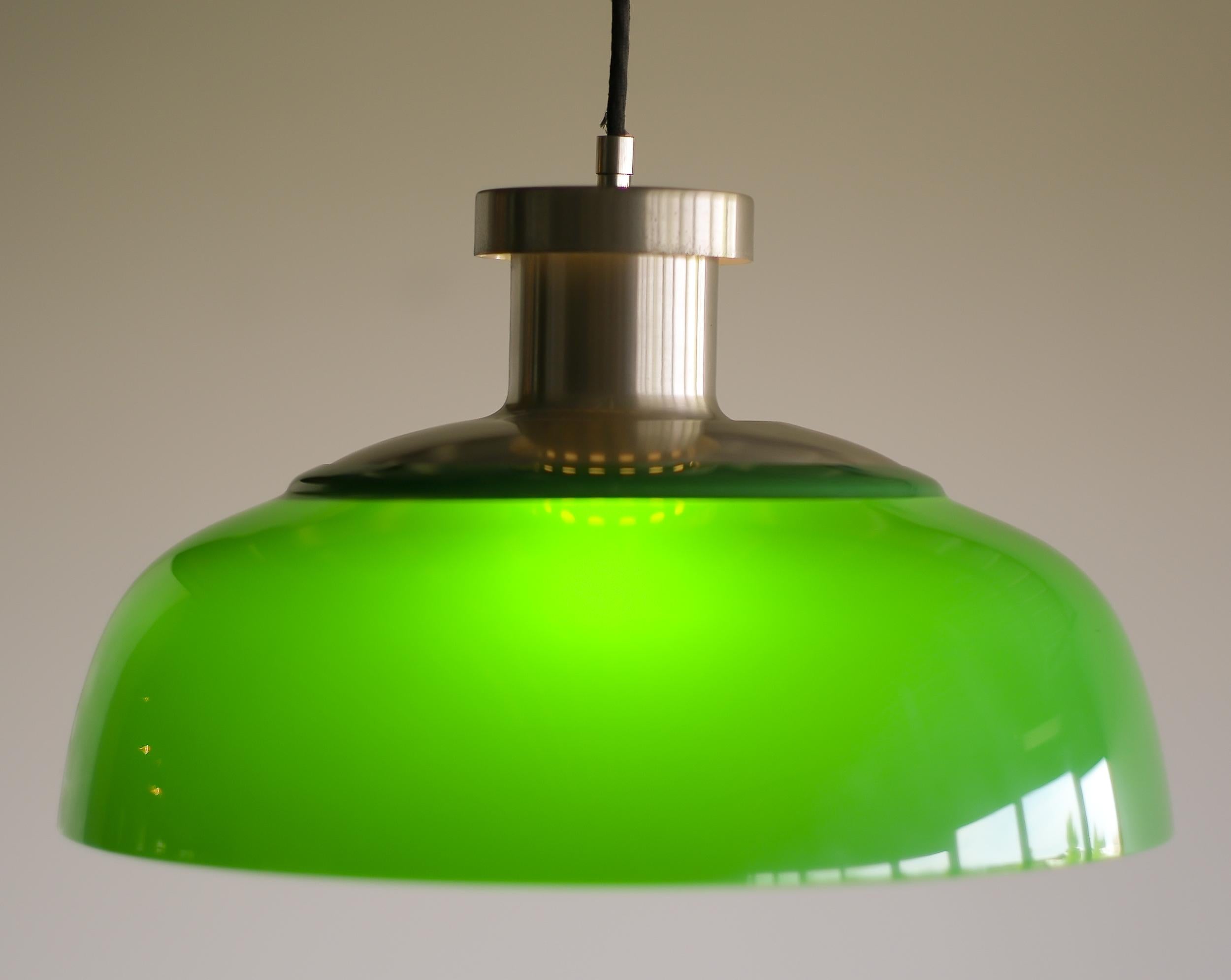 Mid-Century moderno Achille & Pier Giacomo Castiglioni Lampada a sospensione in acrilico verde 4017 in vendita