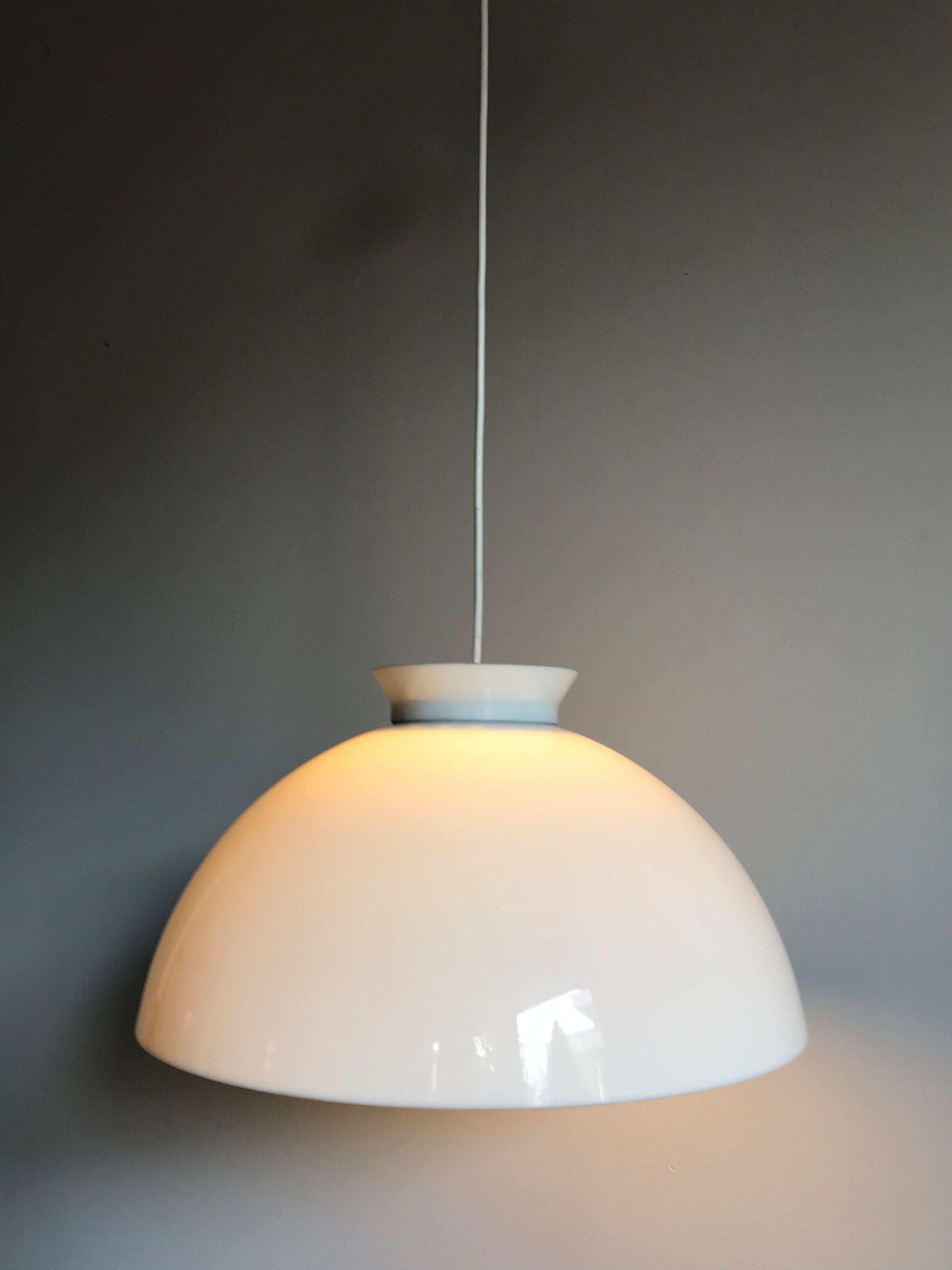Lampe pendante italienne modèle KD6 conçue par le célèbre designer Achille & Pier Giacomo Castiglioni pour Kartell en 1959, diffuseur en méthacrylate opale.

Veuillez noter que la lampe est originale de l'époque et qu'elle présente des signes