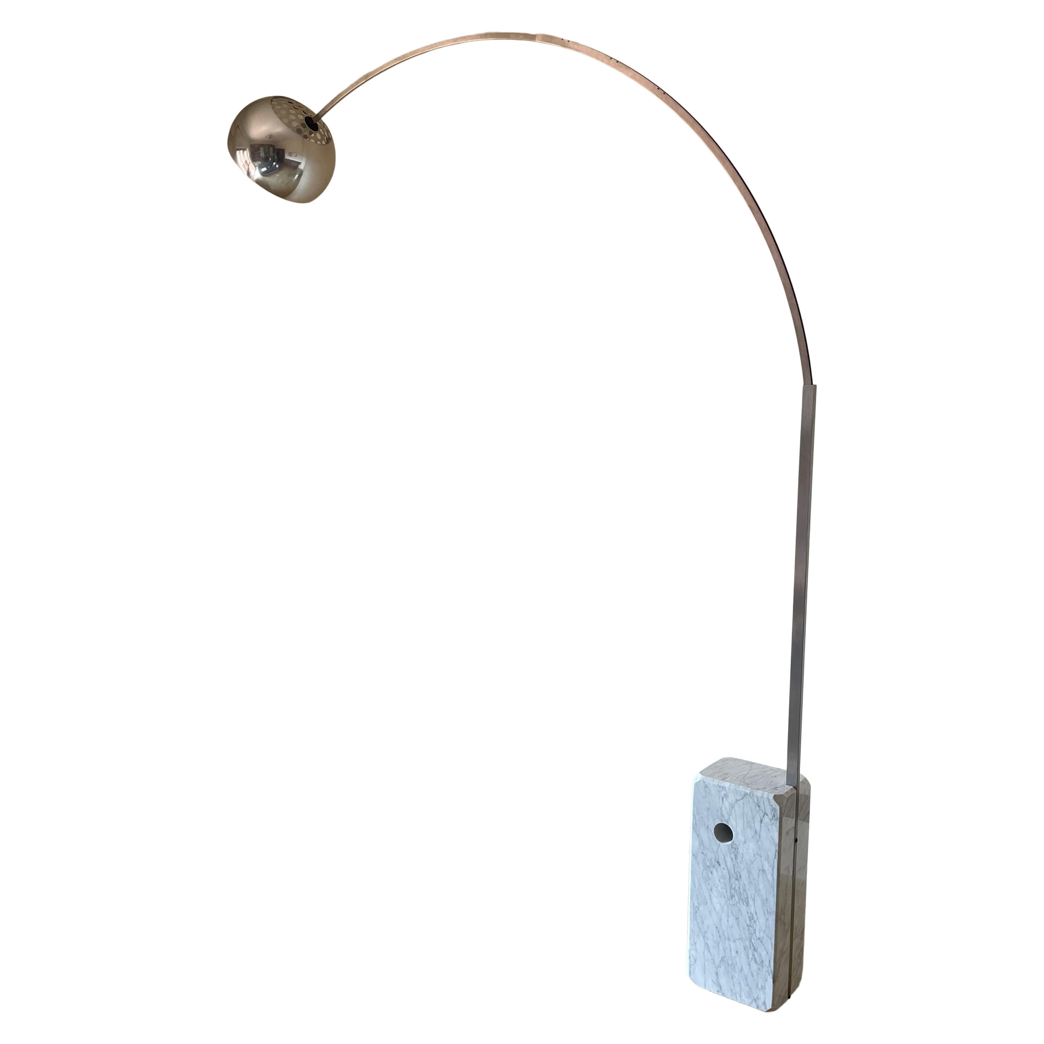 Lampe Arco conçue par Achille et Pier Giacomo Castiglioni en 1962 et fabriquée par la marque italienne Flos en 1967.

Excellent état vintage.

De l'extérieur, il ressemble à un simple lampadaire. Une structure, une ampoule et une base. Mais il y a