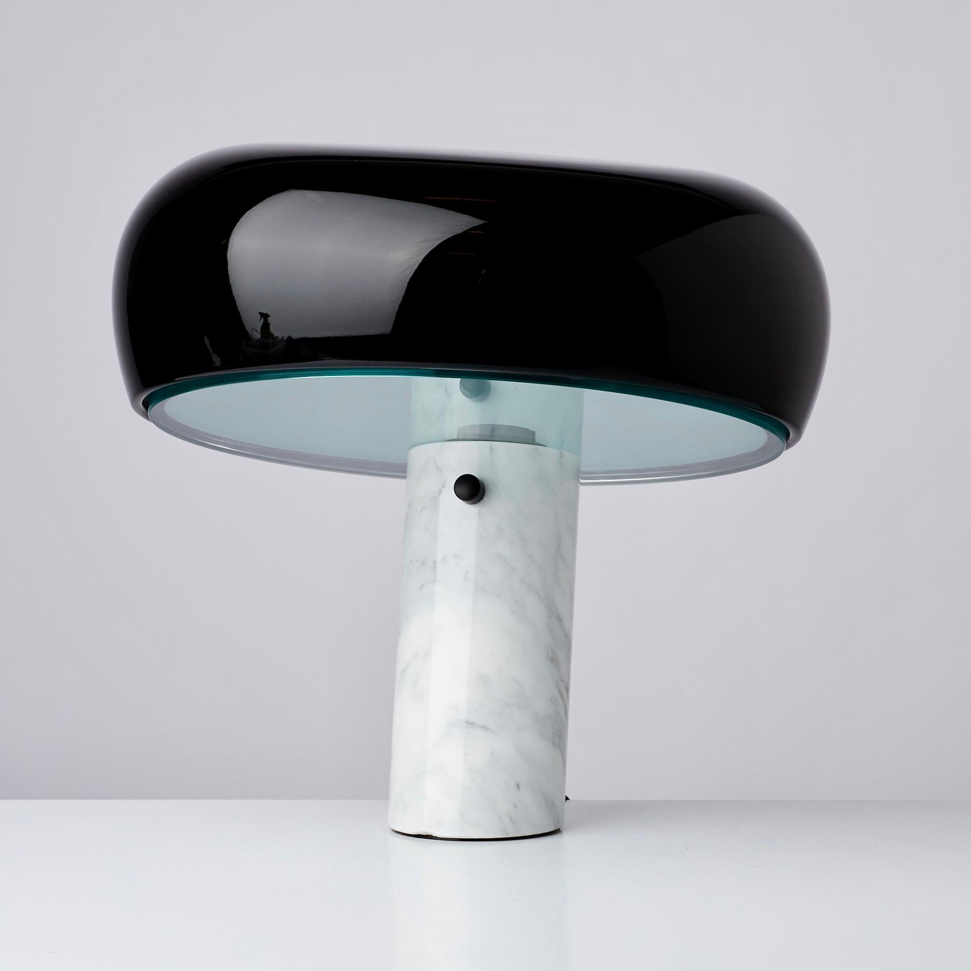 Snoopy table lamp from Flos, model originally designed in 1967 by Achille & Pier Giacomo Castiglioni, lamp base in white marble, shade in lacquered black metal and clear glass. Touch sensor dimmer and switch.