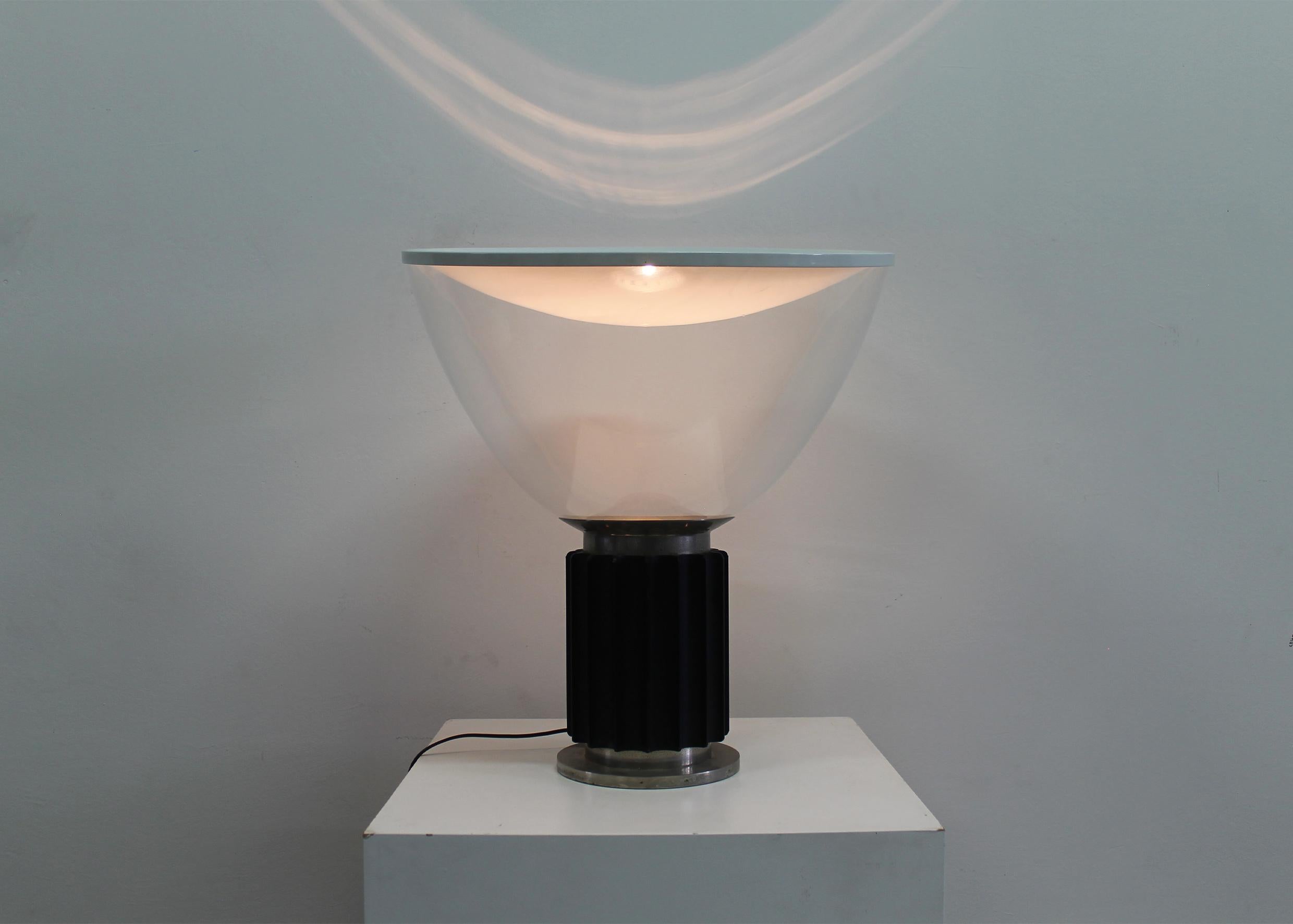 Achille & Pier Giacomo Castiglioni Lampada da tavolo nera Taccia di Flos 1970s in vendita 2