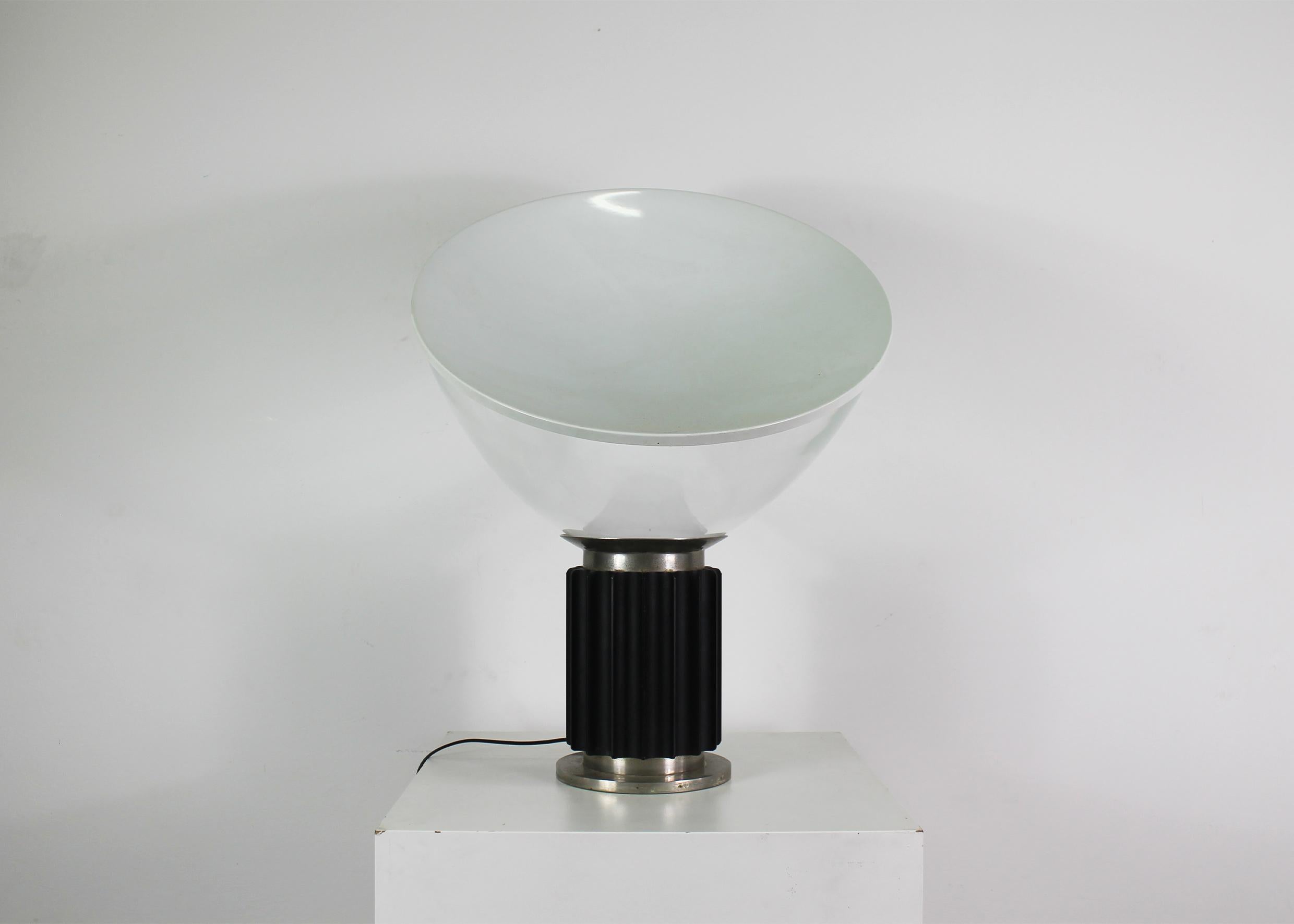 Mid-Century moderno Achille & Pier Giacomo Castiglioni Lampada da tavolo nera Taccia di Flos 1970s in vendita