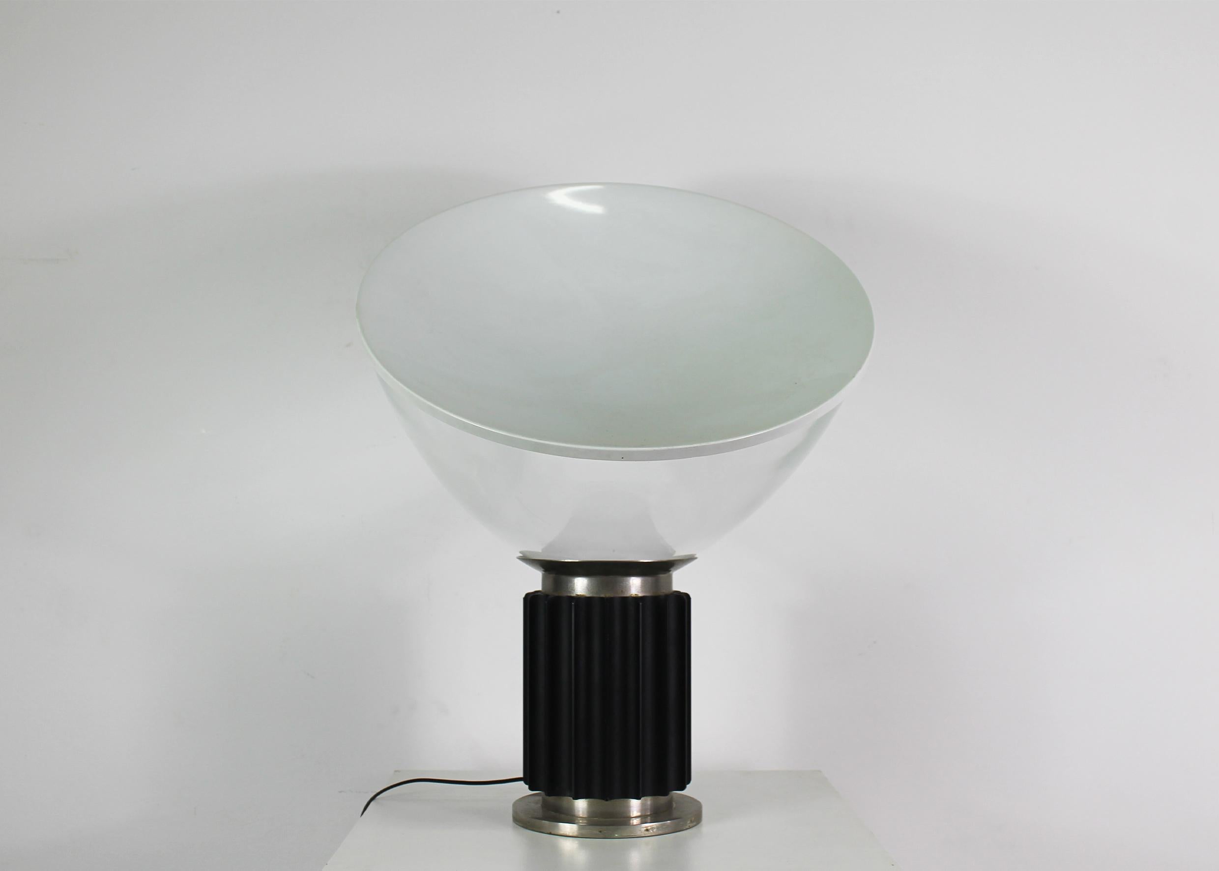 Italiano Achille & Pier Giacomo Castiglioni Lampada da tavolo nera Taccia di Flos 1970s in vendita