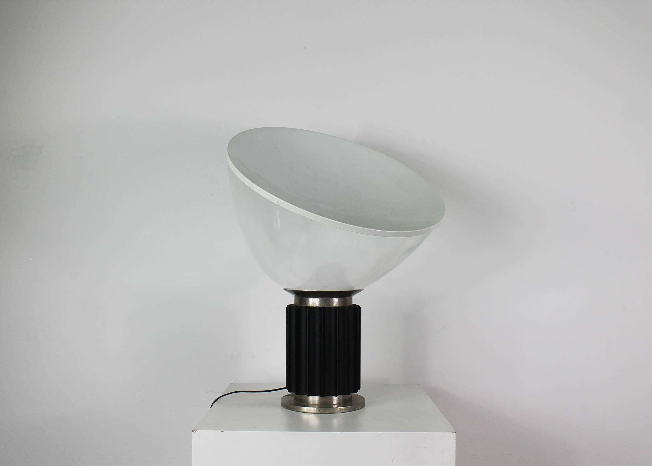 Calco Achille & Pier Giacomo Castiglioni Lampada da tavolo nera Taccia di Flos 1970s in vendita