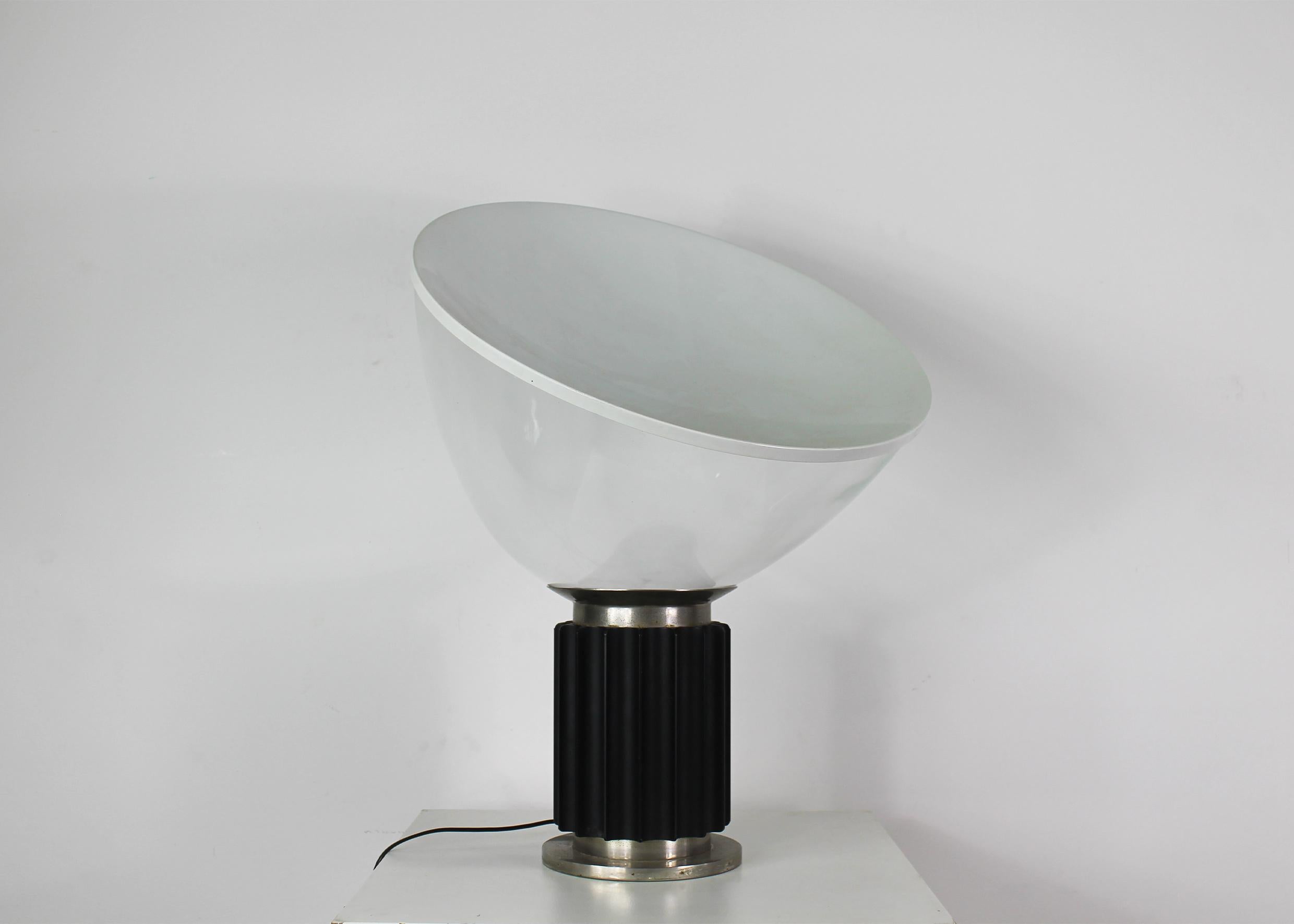 Achille & Pier Giacomo Castiglioni Lampada da tavolo nera Taccia di Flos 1970s In condizioni buone in vendita a Montecatini Terme, IT
