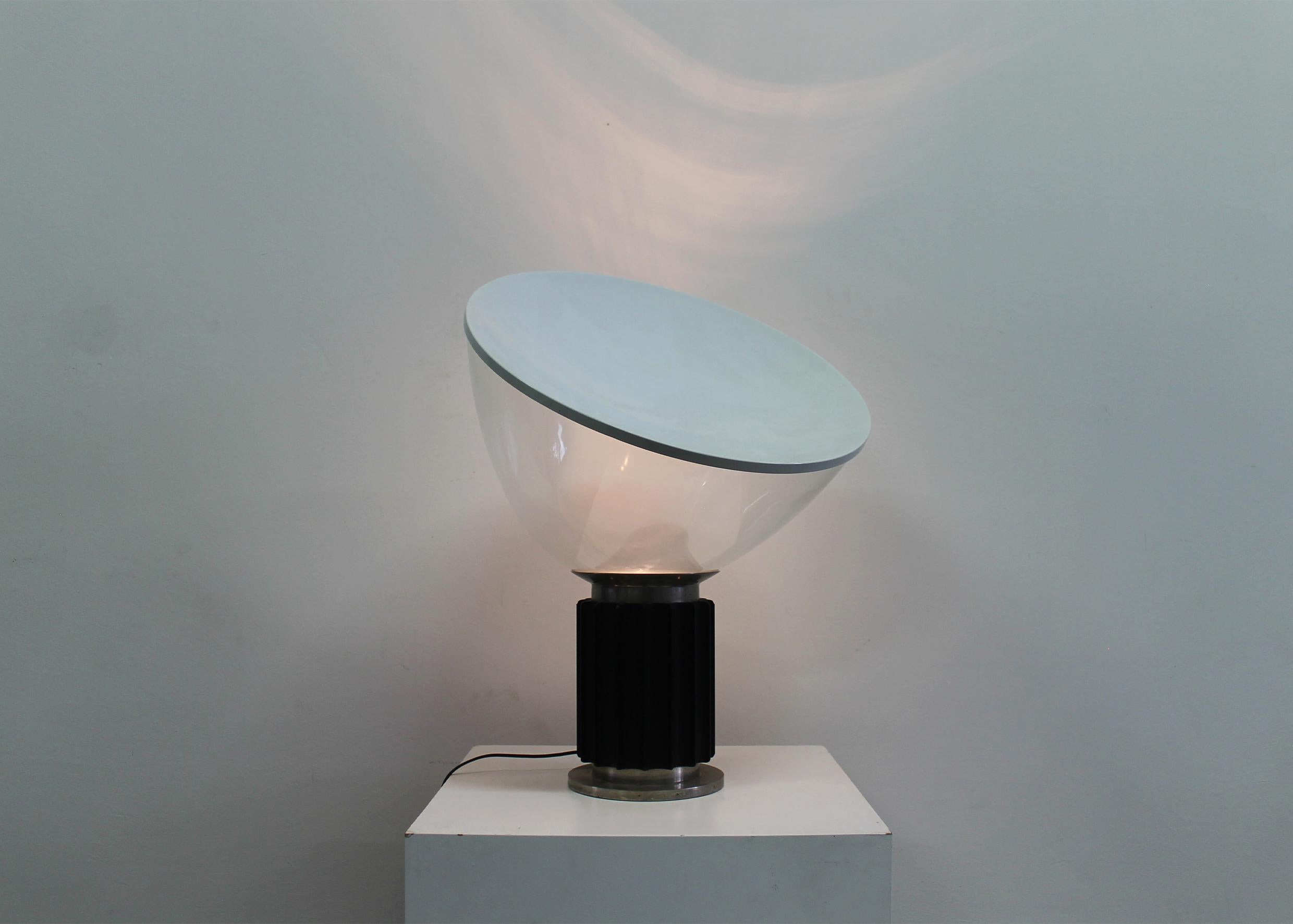 Metà XX secolo Achille & Pier Giacomo Castiglioni Lampada da tavolo nera Taccia di Flos 1970s in vendita