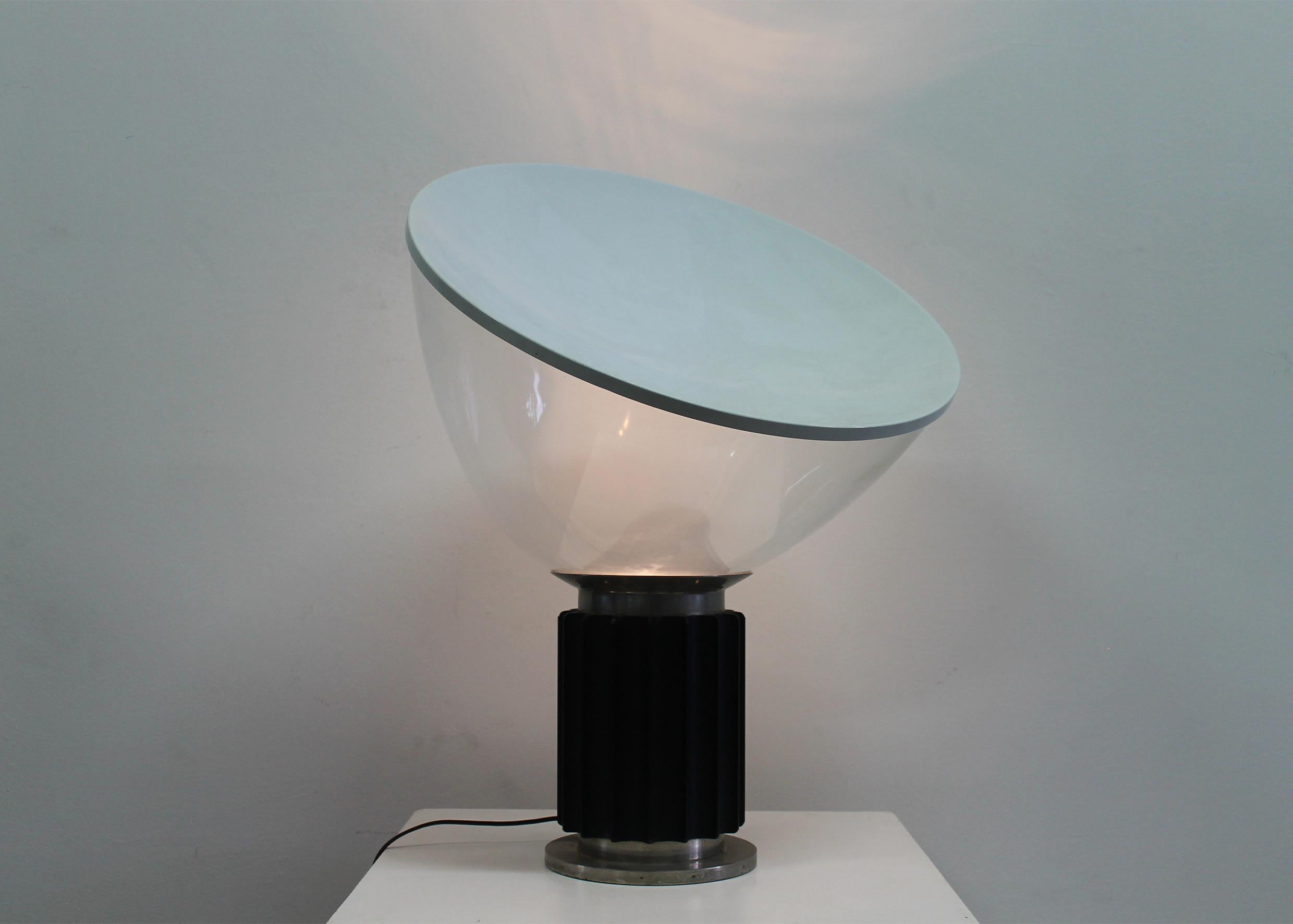 Alluminio Achille & Pier Giacomo Castiglioni Lampada da tavolo nera Taccia di Flos 1970s in vendita