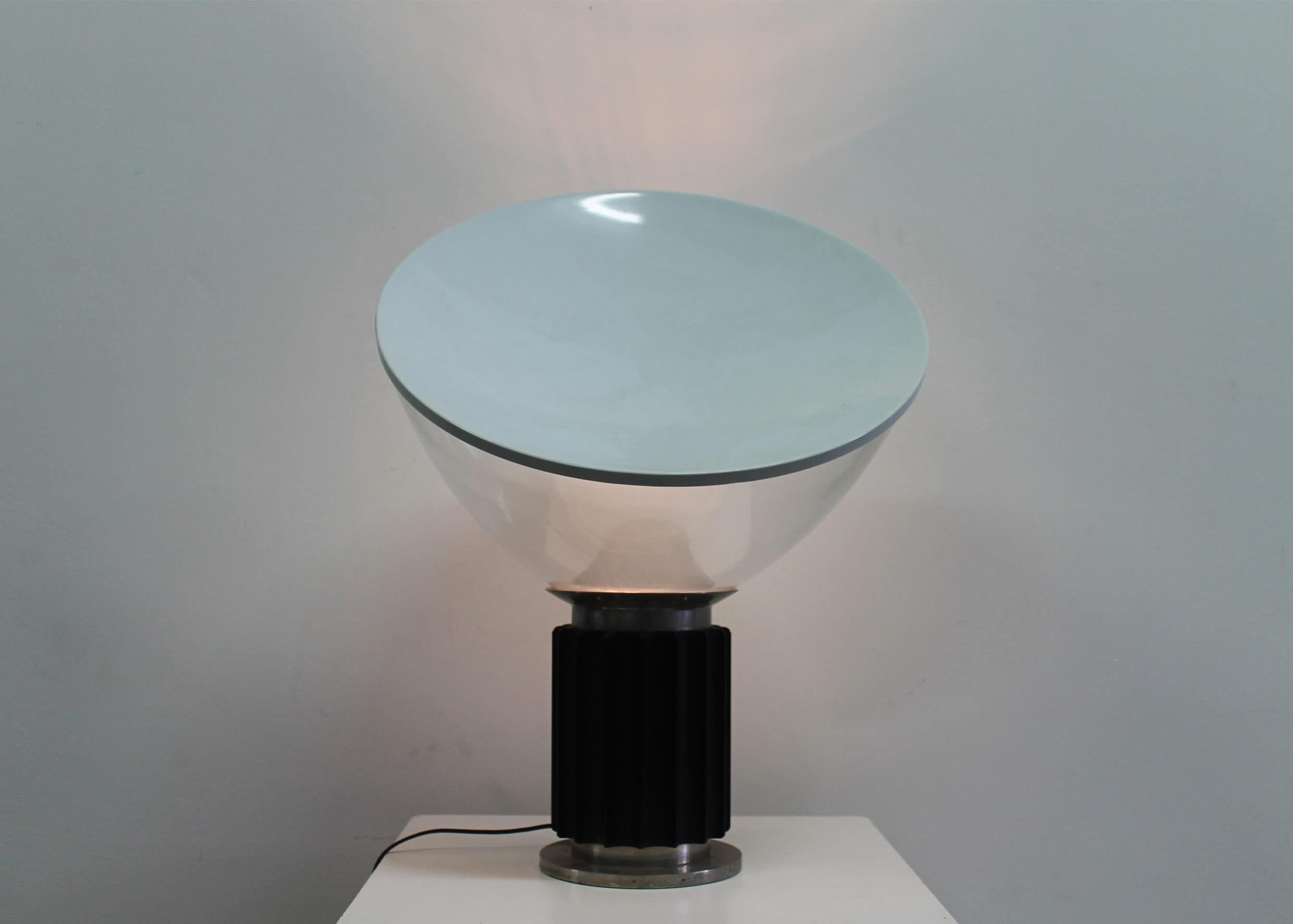 Achille & Pier Giacomo Castiglioni Lampada da tavolo nera Taccia di Flos 1970s in vendita 1