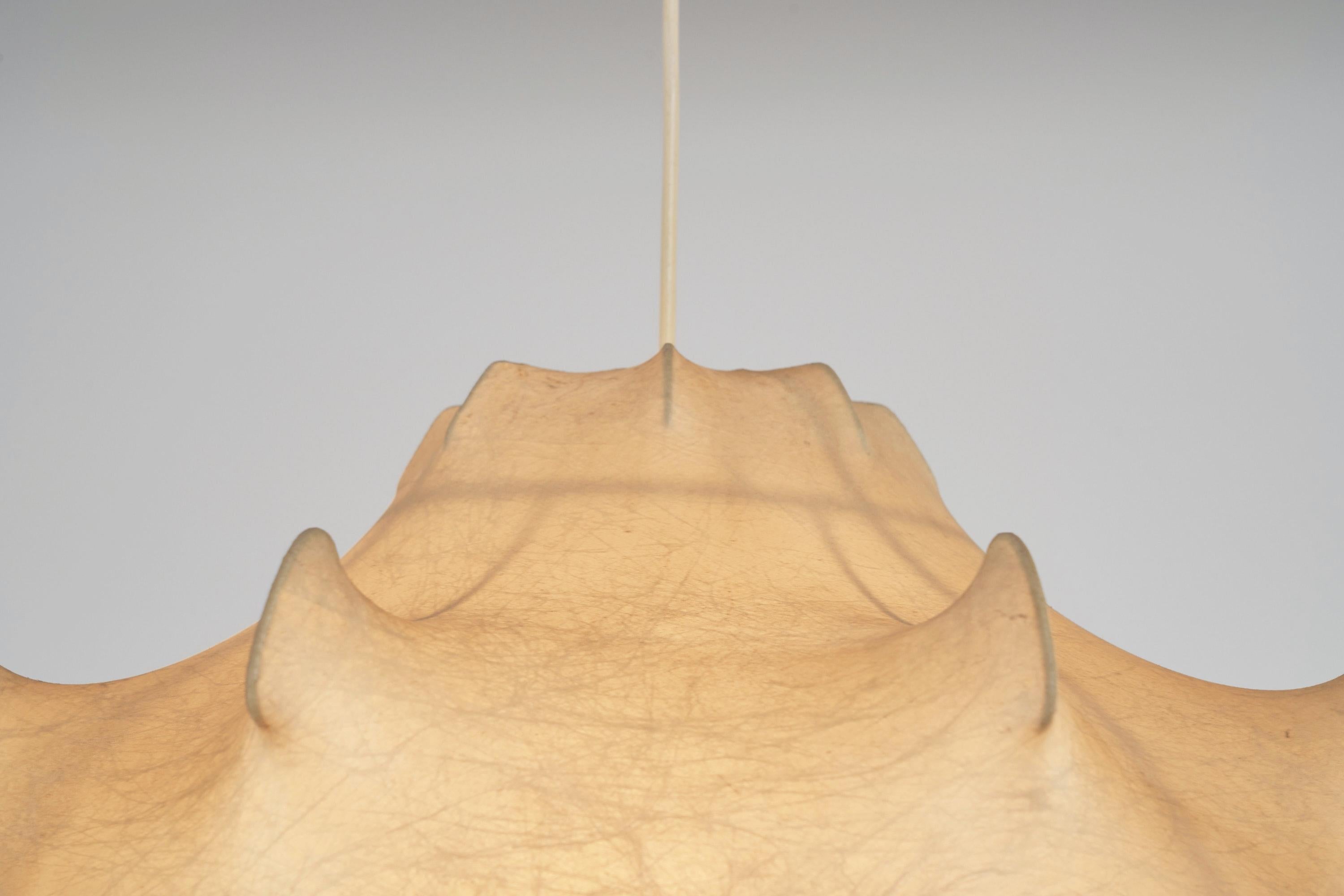 Seltenes frühes Exemplar der Taraxacum-Hängeleuchte, entworfen von Achille & Pier Giacomo Castiglioni und hergestellt von Flos, Italien 1960. Dieser ikonische Kronleuchter verfügt über ein einzigartiges Konstruktionsverfahren, das die Form des