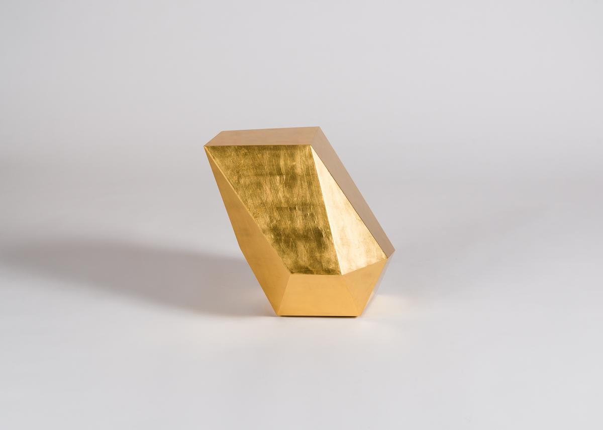 Emerald, la table d'appoint aux multiples facettes d'Achille Salvagni, est une table incroyablement fonctionnelle et ultra-chic qui accompagne n'importe quel arrangement de sièges. Il est disponible dans un certain nombre de finitions et de médiums,