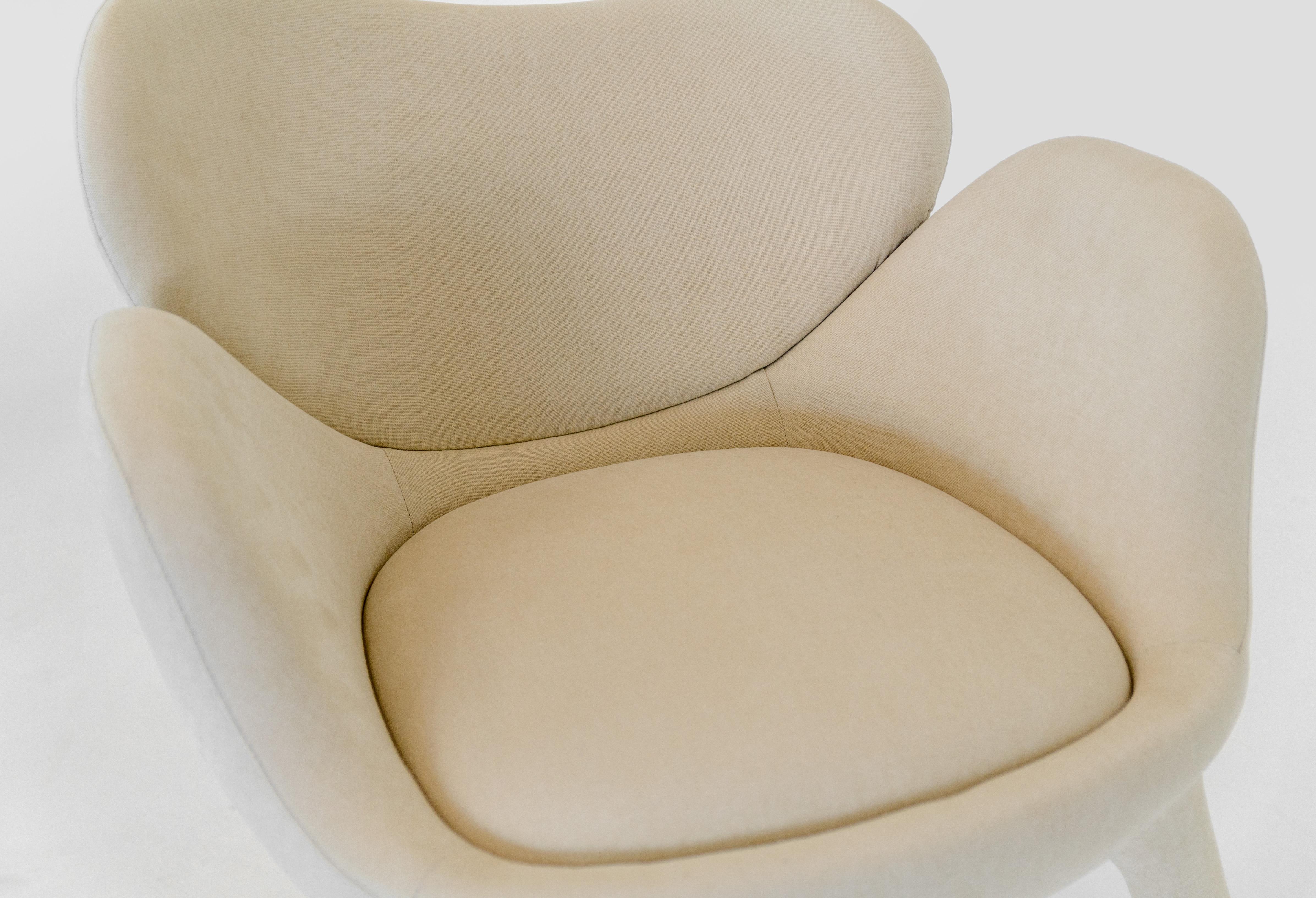 Achille Salvagni
Frangipanier
2019
Fauteuil tapissé en tissu avec pieds en métal moulé et dossier unique (conçu individuellement pour chaque fauteuil). Ce fauteuil est à la hauteur parfaite pour une table à manger ou une table à cartes. La structure