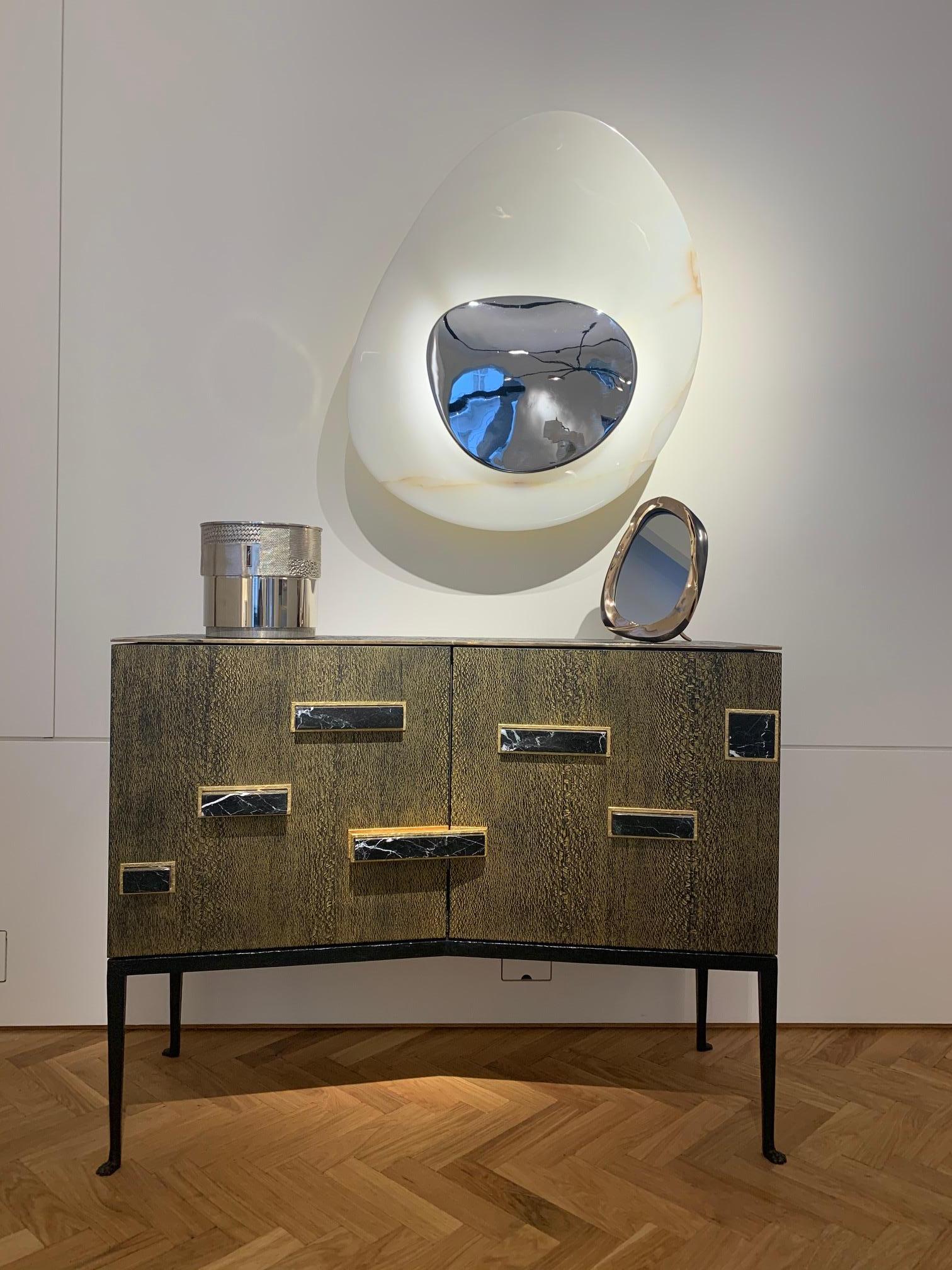 Palatino
2016
Double-door cabinet in Lacewood, glass shelves and burnished cast bronze legs structure.
Edition of 6
Price (ex VAT).