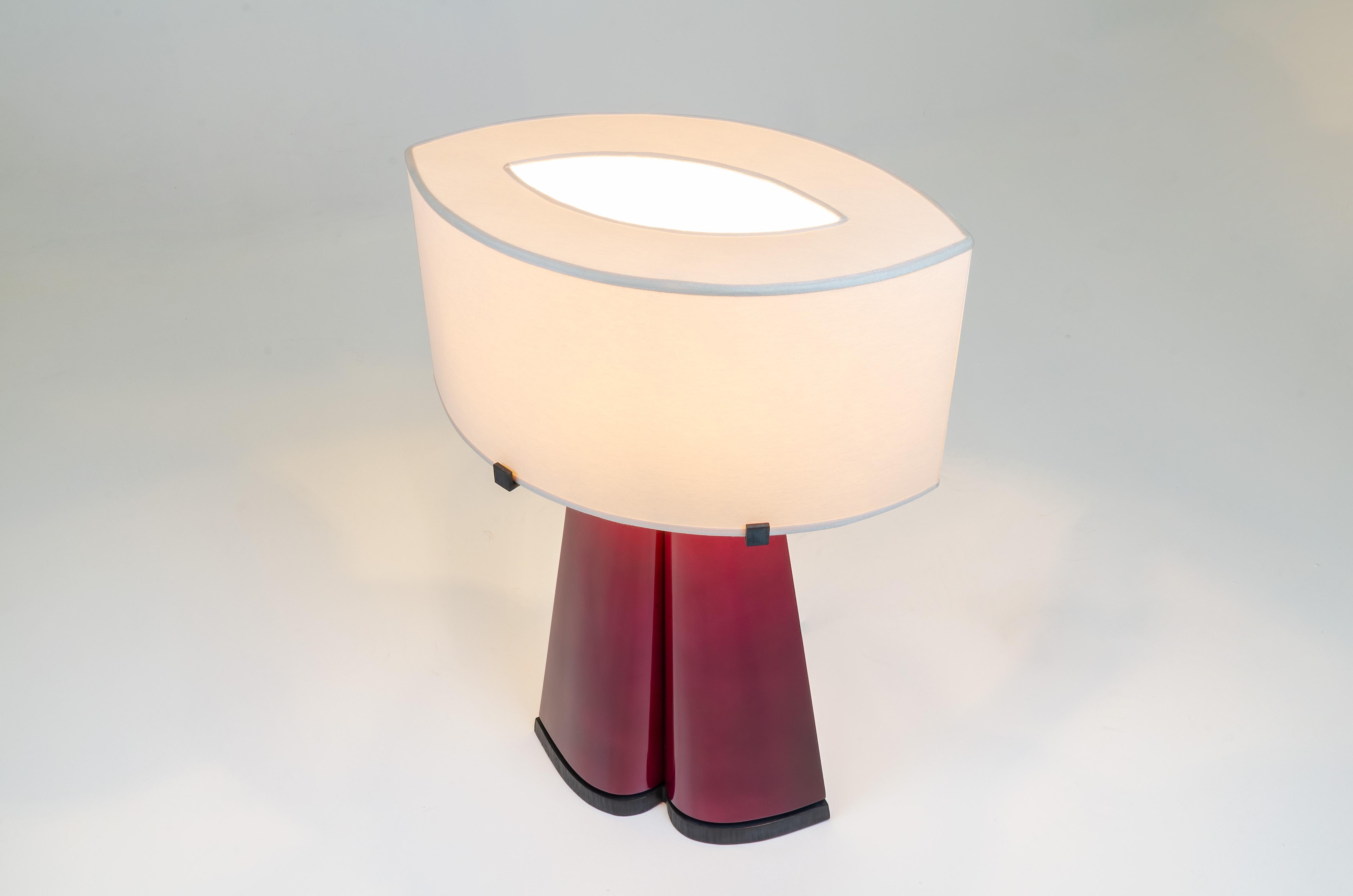 Achille Salvagni: „Sotirio Red“, Tischlampe, Pergament und Bronze, zeitgenössisch (Italienisch) im Angebot