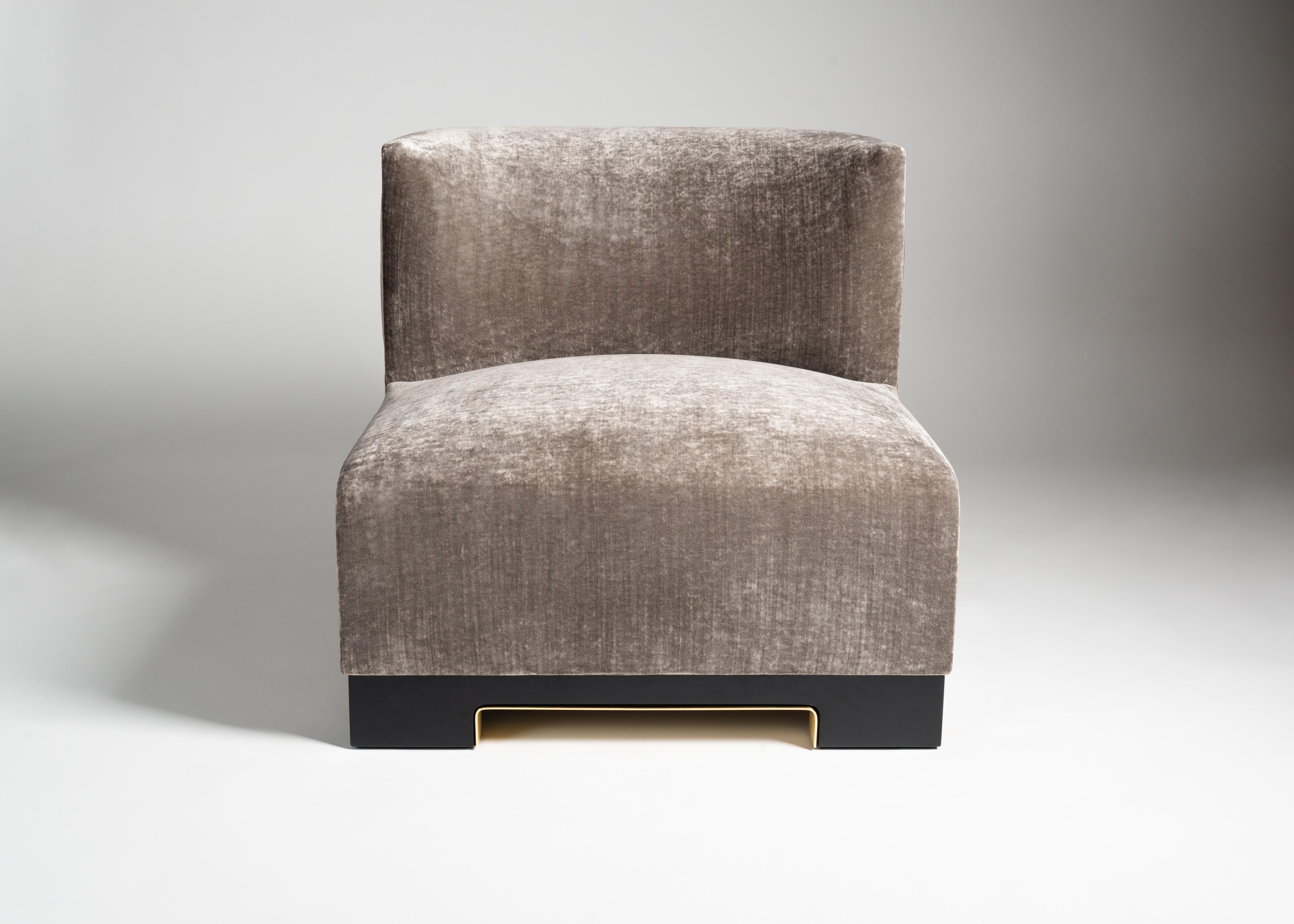 Vittoria is a plush, armless club chair by Italian designer Achille Salvagni. Its lacquer base is available in a variety of colors and accented with a rim of polished bronze. Upholstery is customizable.

Edition of 40.