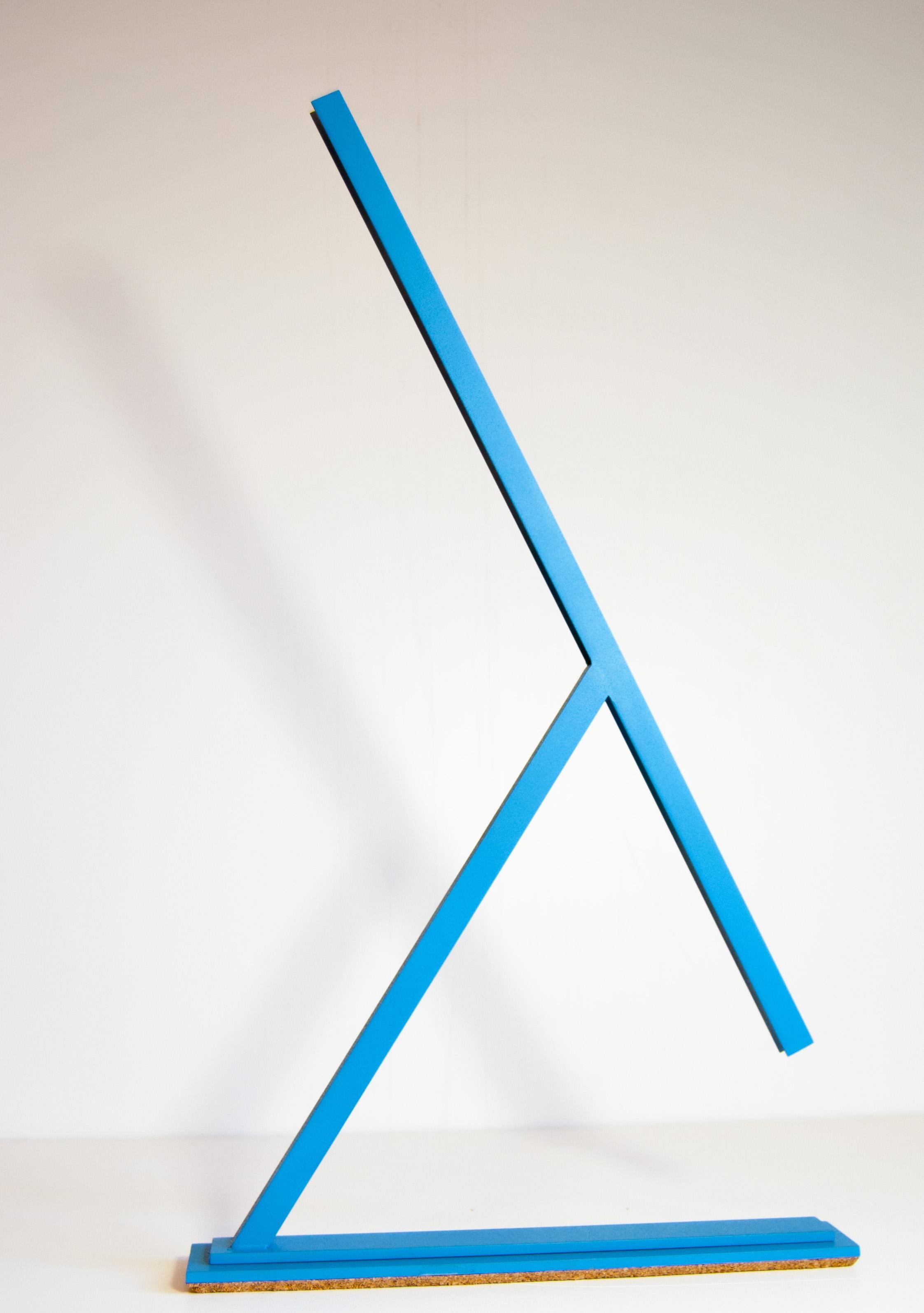 Achille ist eine von Tommaso Cristofaro entworfene Tischleuchte, die nur auf Bestellung und in einem hochgradig handwerklichen Verfahren hergestellt wird.
Für die Konstruktion werden Materialien wie 1,5 mm dickes Aluminium verwendet, das nach einer