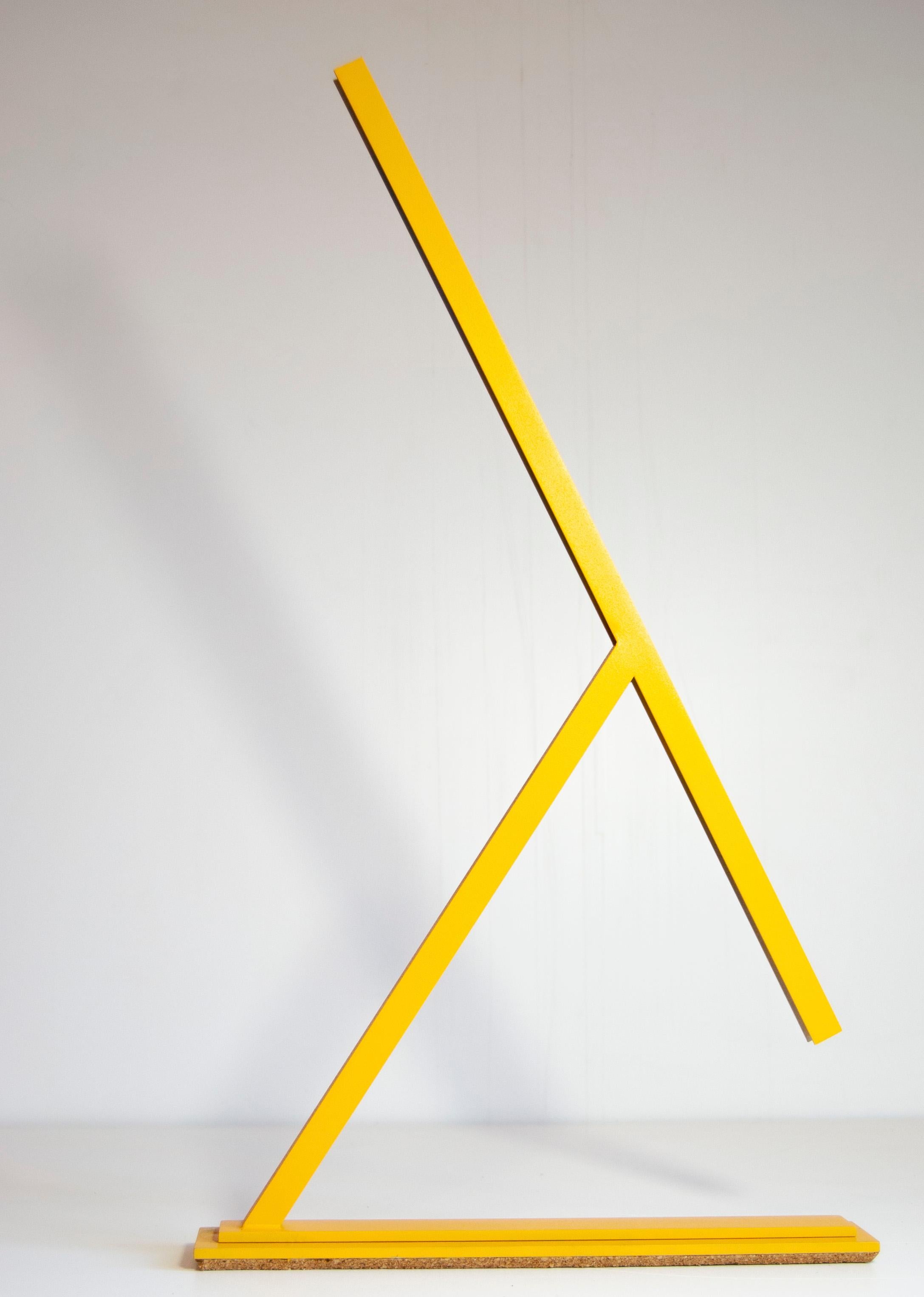 Achille ist eine von Tommaso Cristofaro entworfene Tischleuchte, die nur auf Bestellung und in einem hochgradig handwerklichen Verfahren hergestellt wird.
Für die Konstruktion werden Materialien wie 1,5 mm dickes Aluminium verwendet, das nach einer