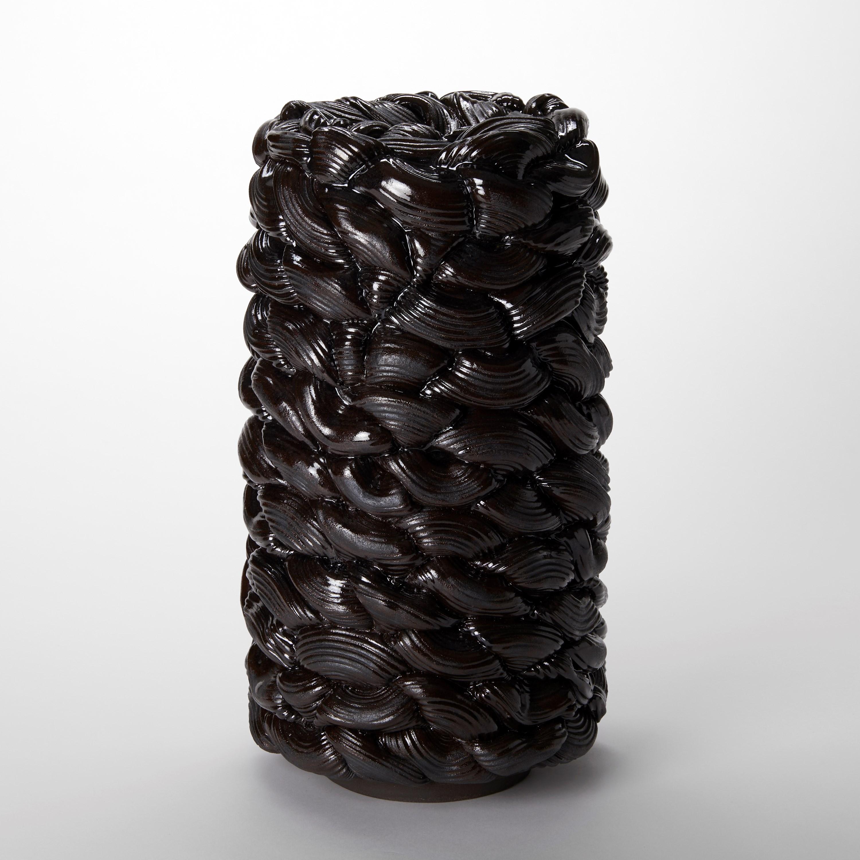 Organico moderno Achromatic Foldes in Black II, scultura astratta in ceramica nera di Steven Edwards in vendita