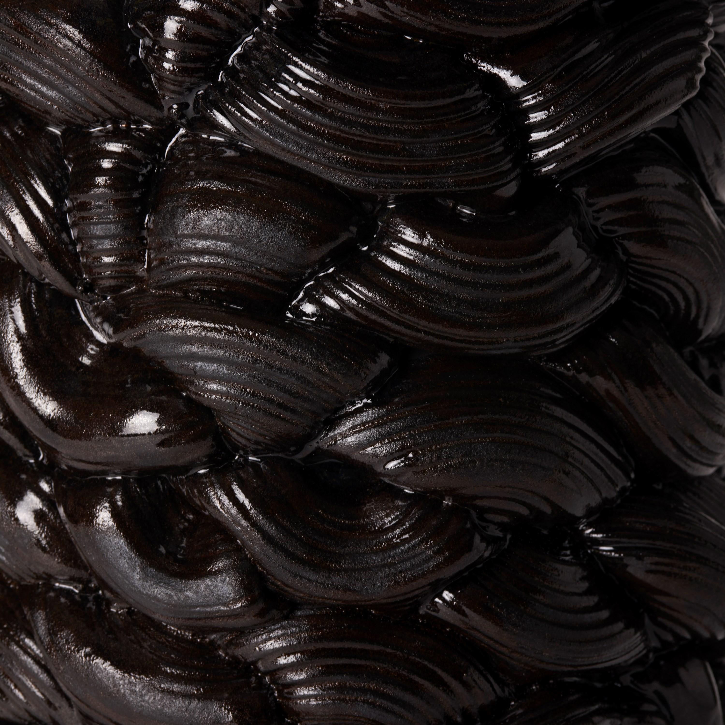 Britannico Achromatic Foldes in Black II, scultura astratta in ceramica nera di Steven Edwards in vendita