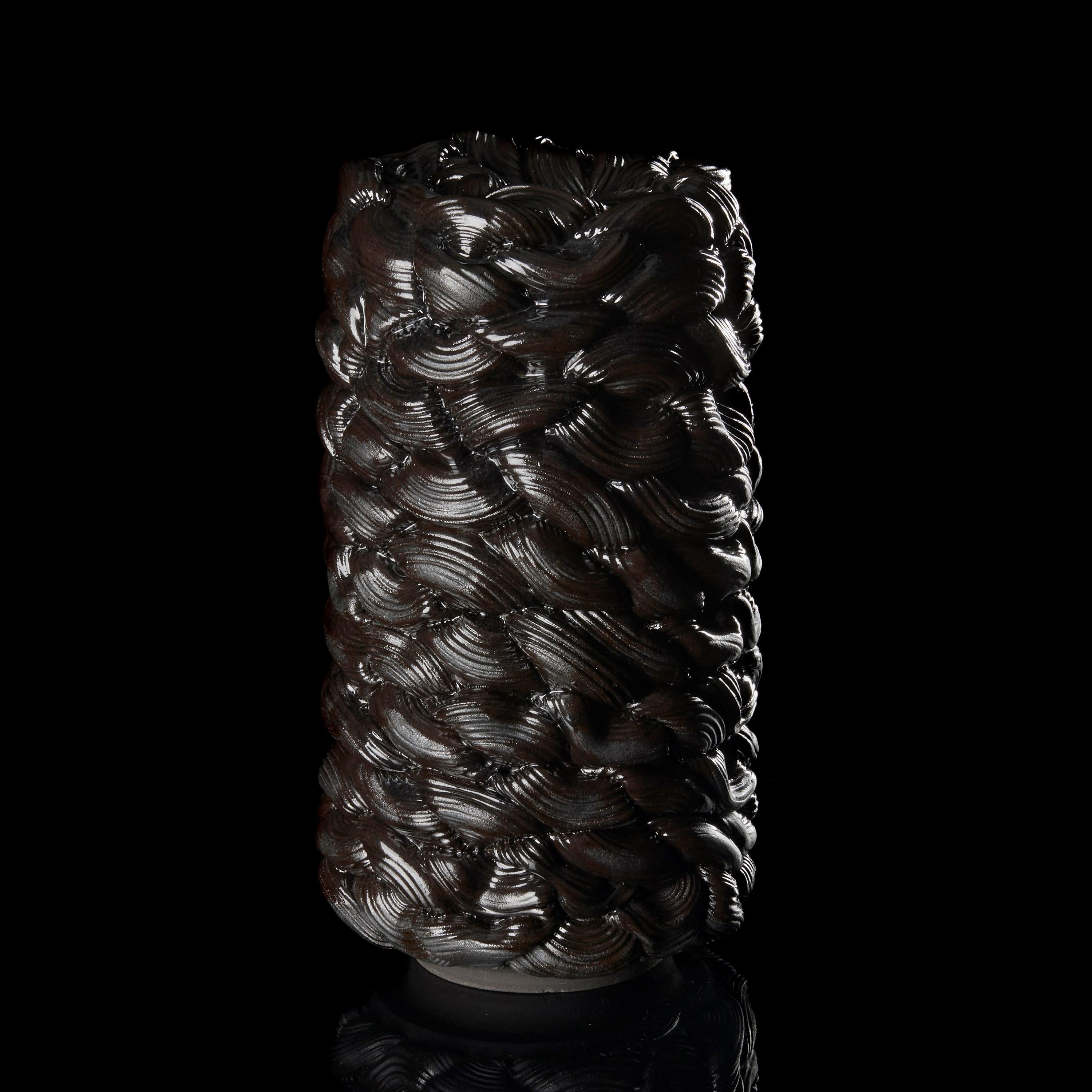 Fatto a mano Achromatic Foldes in Black II, scultura astratta in ceramica nera di Steven Edwards in vendita