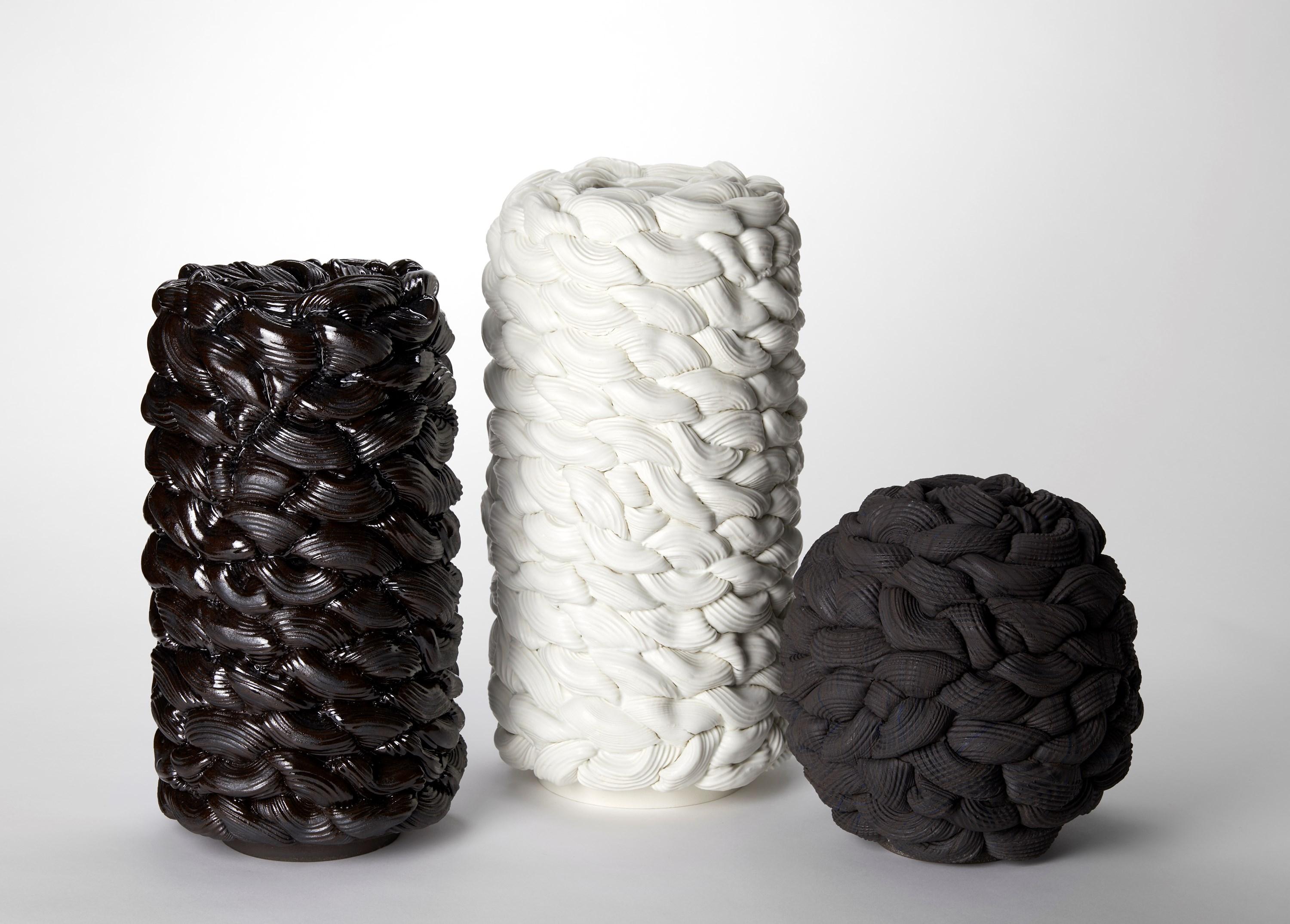 Achromatic Foldes in Black II, scultura astratta in ceramica nera di Steven Edwards In condizioni Nuovo in vendita a London, GB