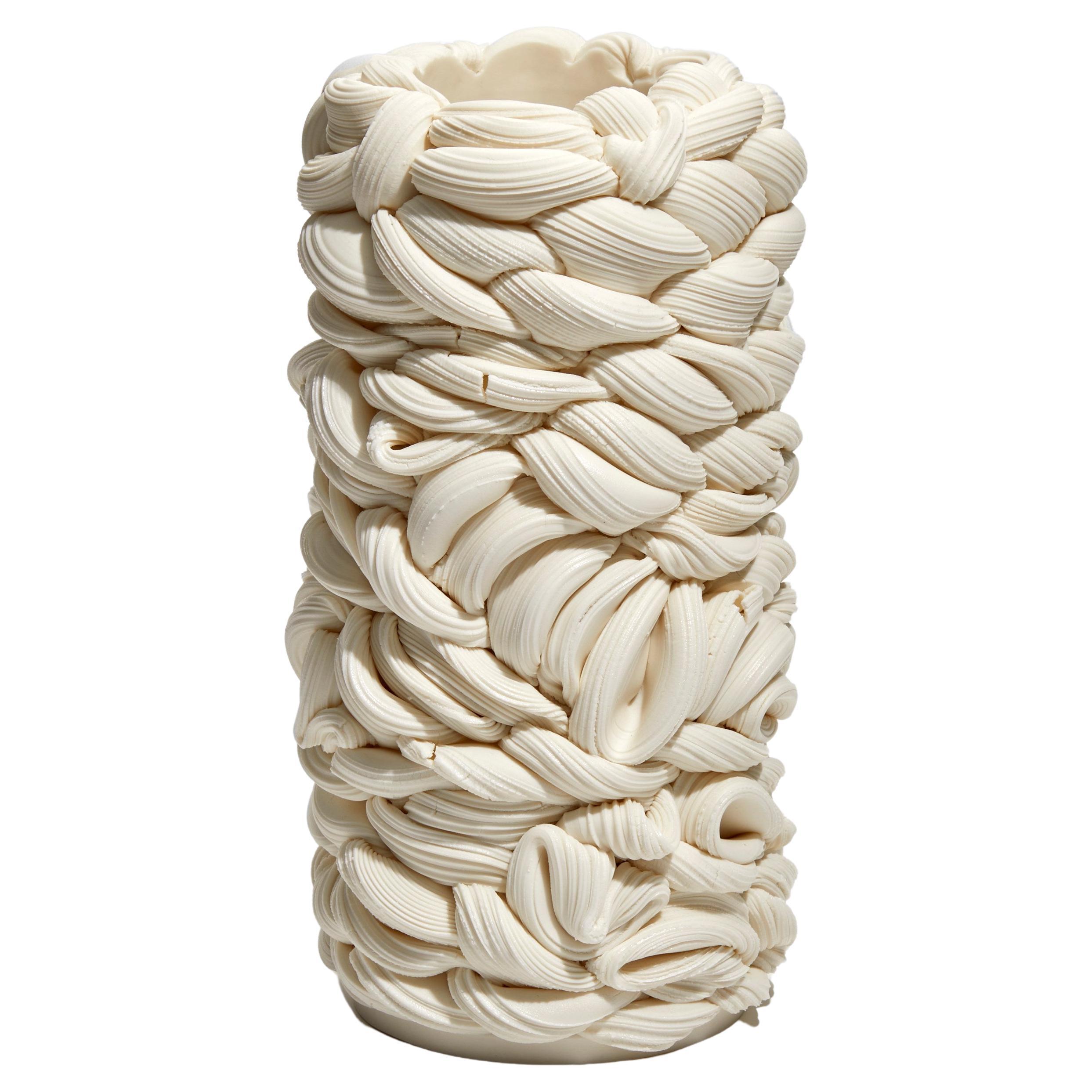 Achromatic Fold in White II, un recipiente in porcellana parigina di Steven Edwards II