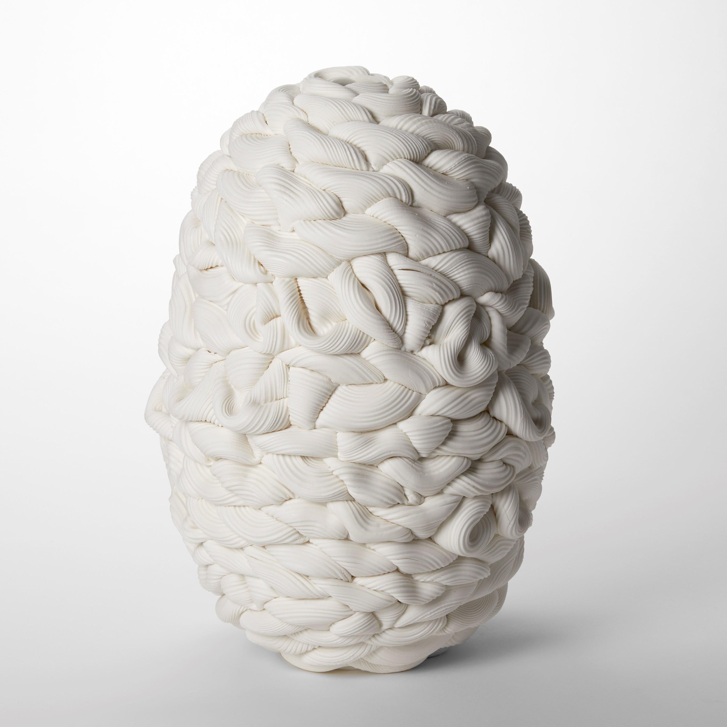 'Achromatic Foldes in White III' è un recipiente scultoreo unico dell'artista britannico Steven Edwards.

Steven Edwards è un artista della ceramica il cui lavoro indaga il linguaggio del fare attraverso la materialità e la fisicità dell'argilla.