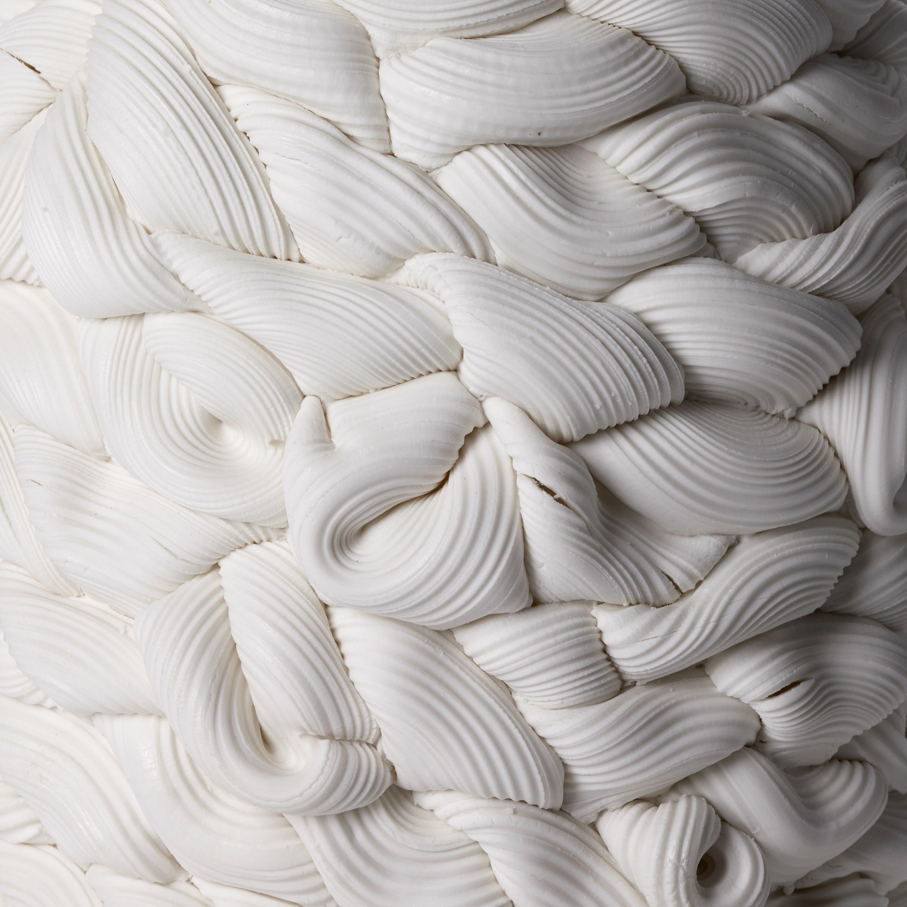 Britannico Achromatic Foldes in White III, un vaso in porcellana pariana bianca di Steven Edwards in vendita