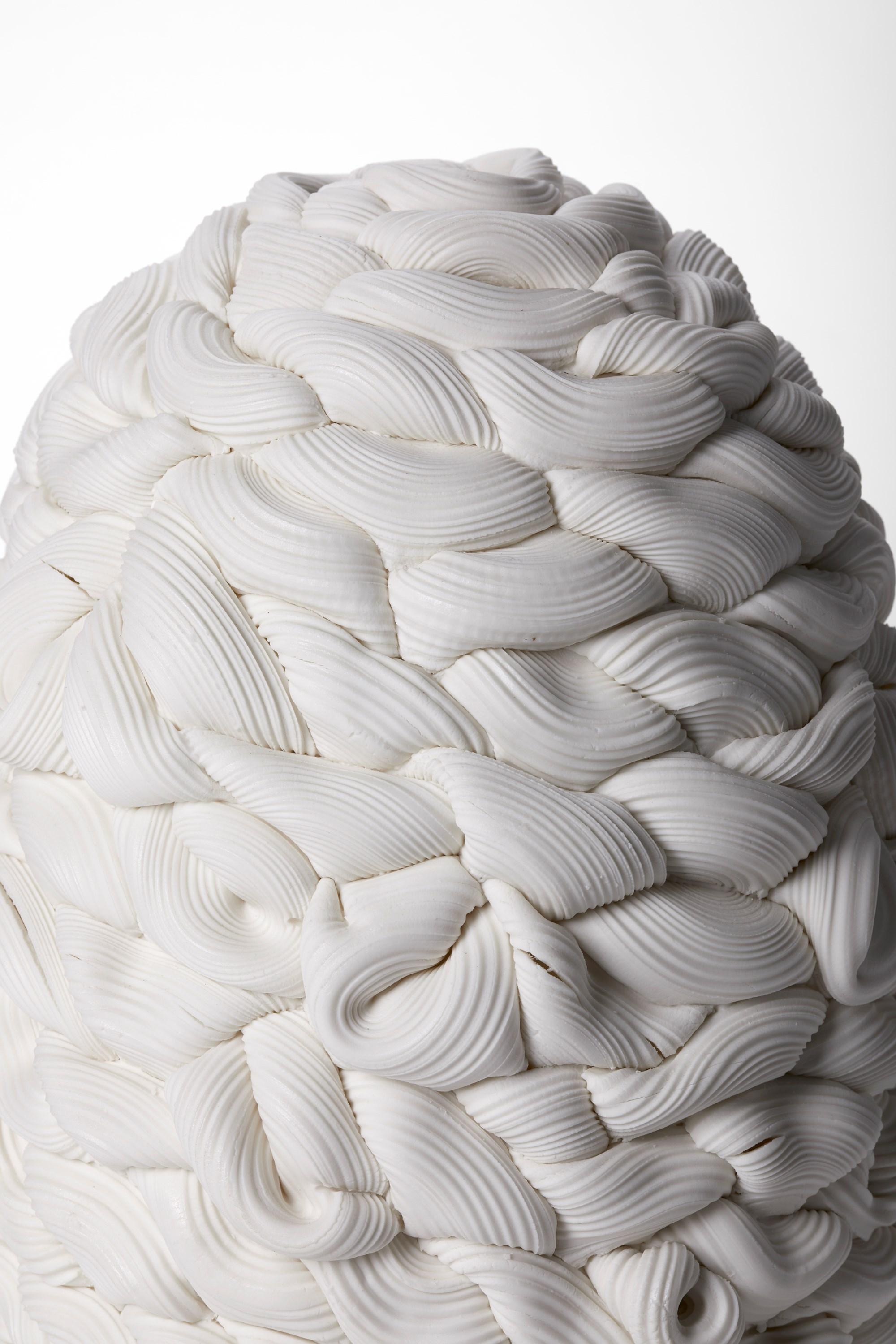 Fatto a mano Achromatic Foldes in White III, un vaso in porcellana pariana bianca di Steven Edwards in vendita