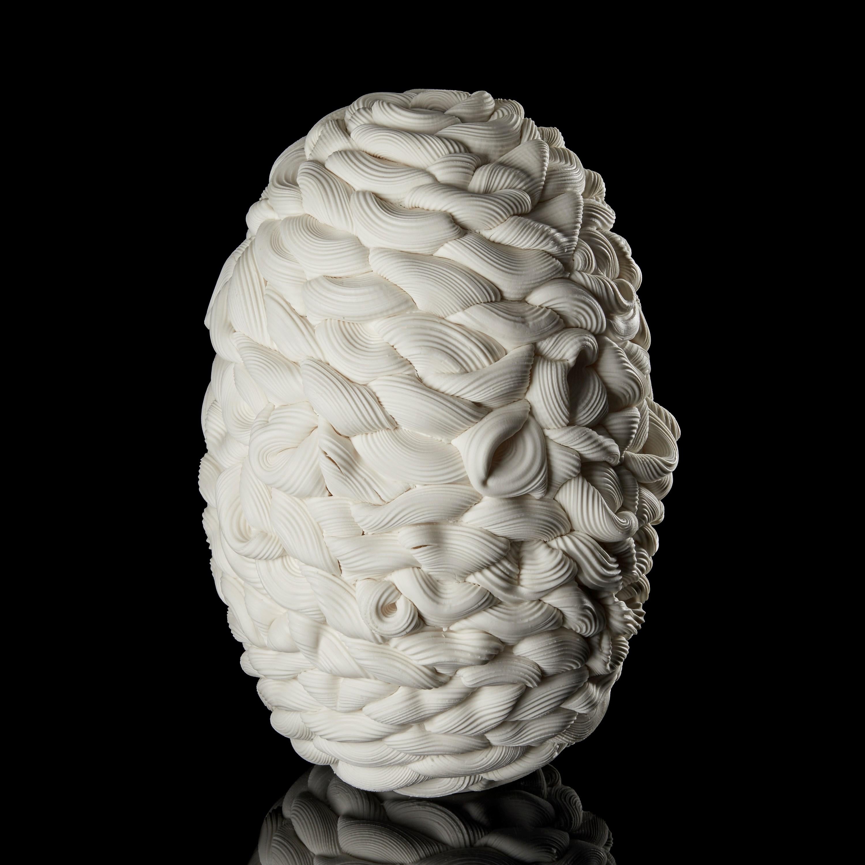 Achromatic Foldes in White III, un vaso in porcellana pariana bianca di Steven Edwards In condizioni Nuovo in vendita a London, GB