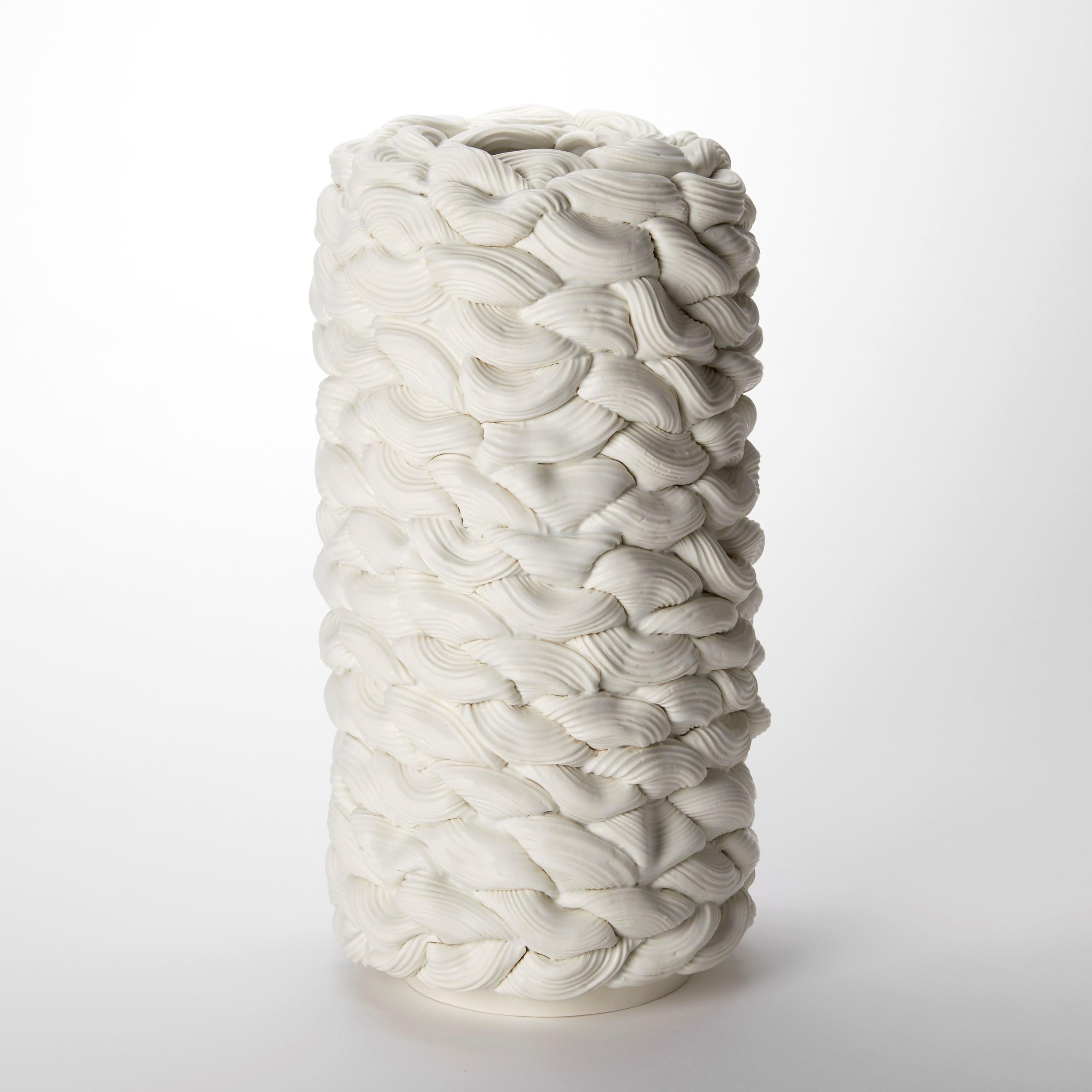 'Achromatic Foldes in White IV' è un recipiente scultoreo unico dell'artista britannico Steven Edwards.

Steven Edwards è un artista della ceramica il cui lavoro indaga il linguaggio del fare attraverso la materialità e la fisicità dell'argilla.