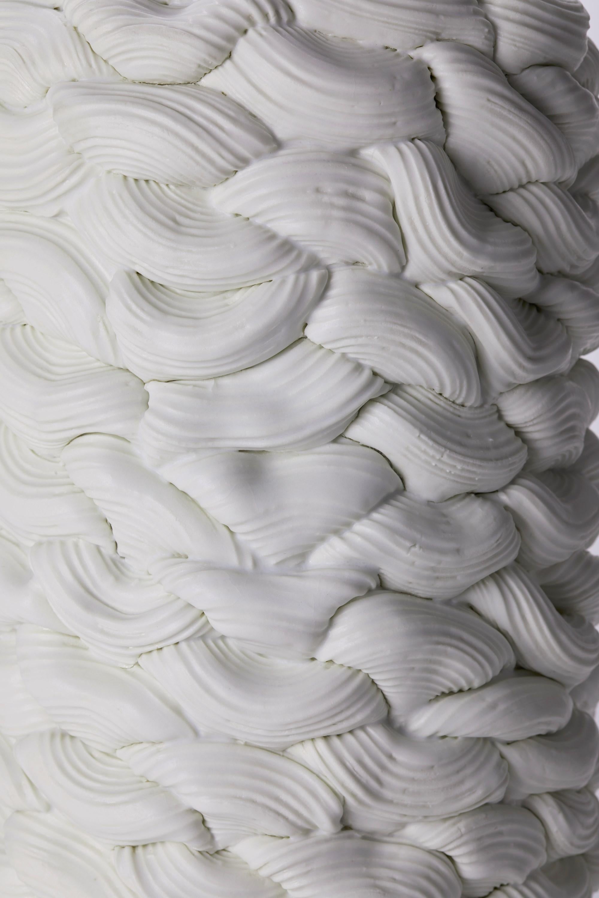 Fatto a mano Achromatic Foldes in White IV, un vaso in ceramica bianca di Steven Edwards in vendita