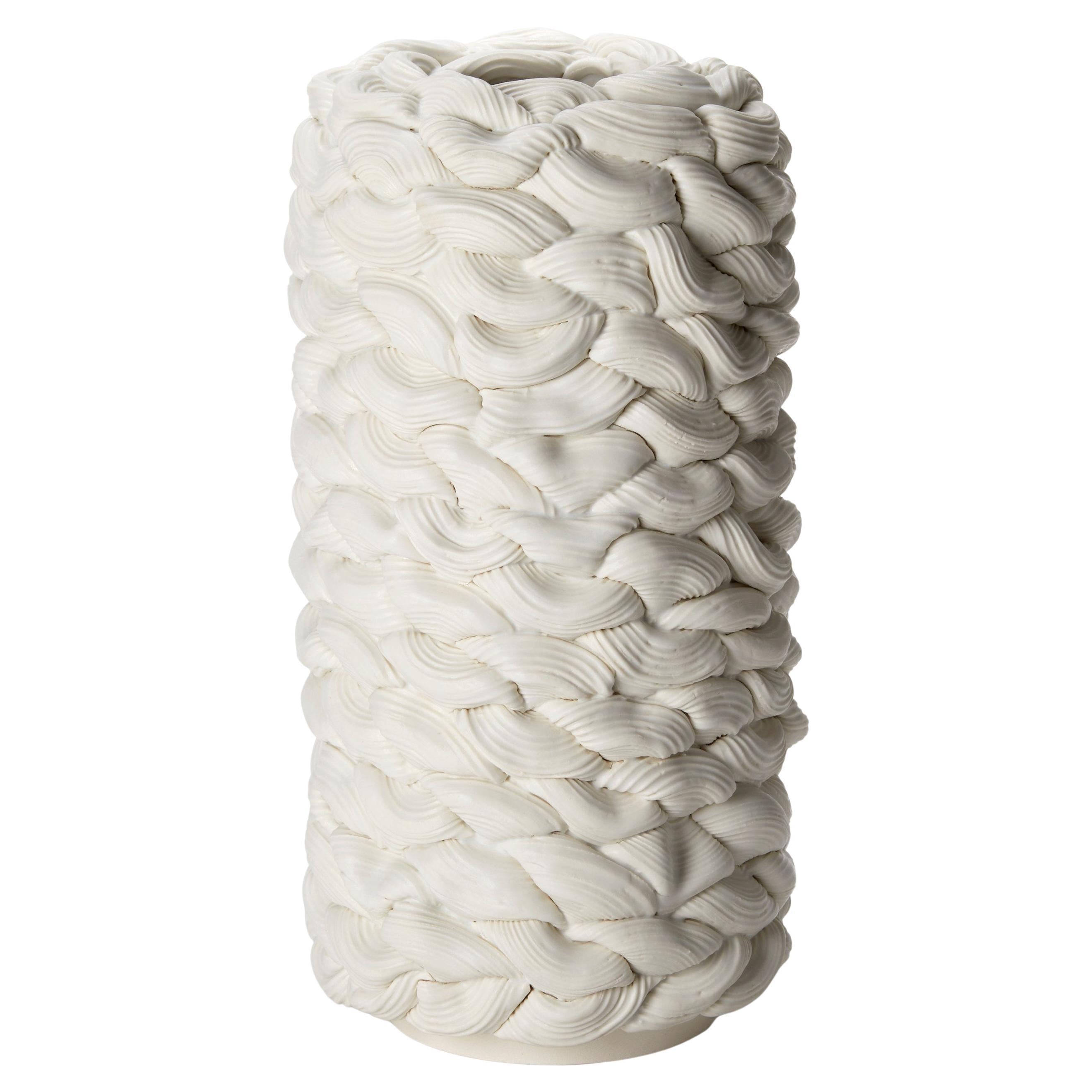 Achromatic Foldes in White IV, un récipient en céramique blanche abstraite de Steven Edwards