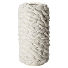 Achromatic Foldes in White IV, un récipient en céramique blanche abstraite de Steven Edwards