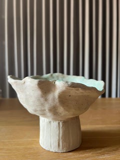 ACHROMES. Neoclassical-inspired ceramic vase with an organic shape