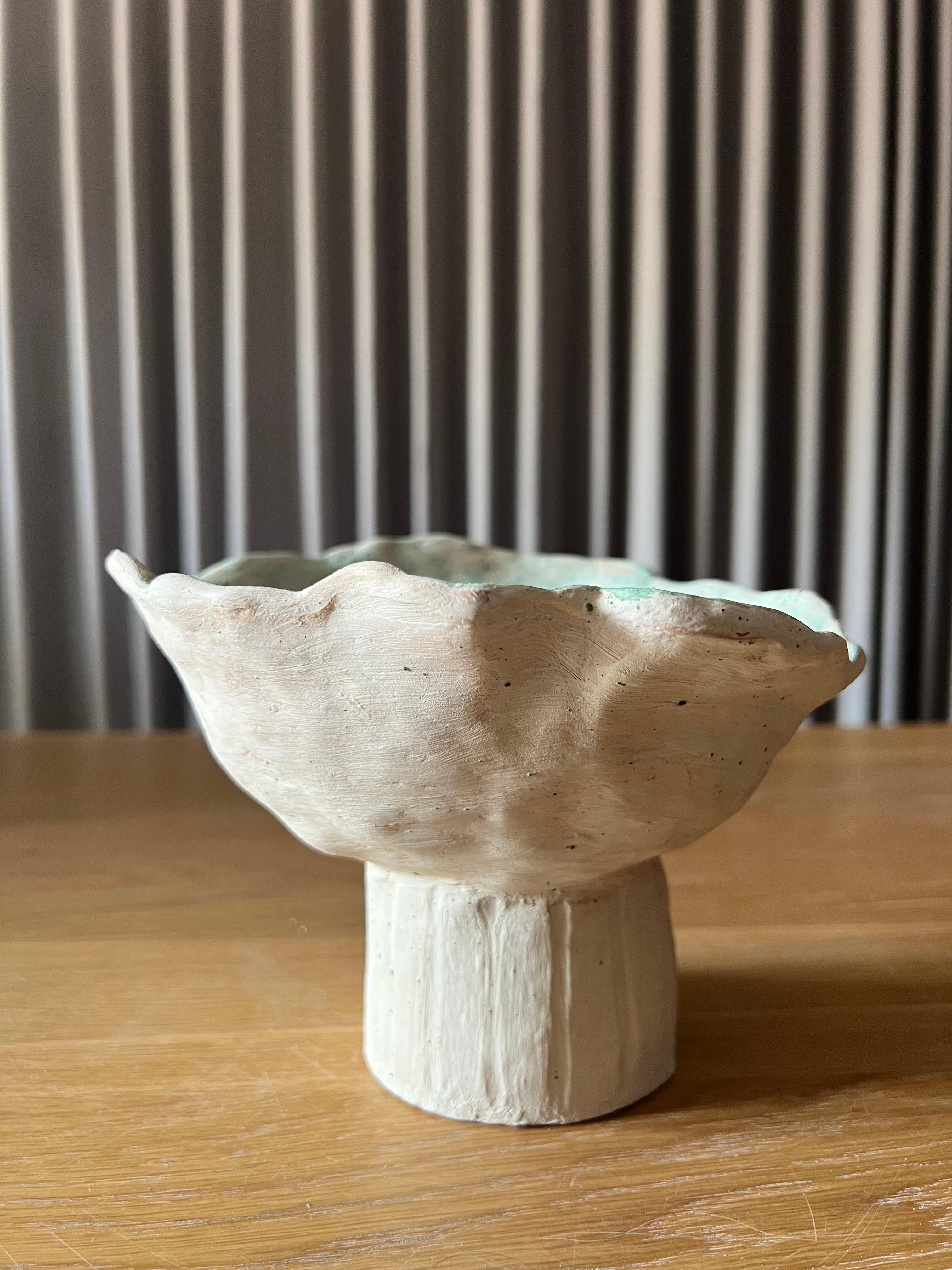 Ceramica ACHROMES. Vaso in ceramica di ispirazione neoclassica dalla forma organica in vendita