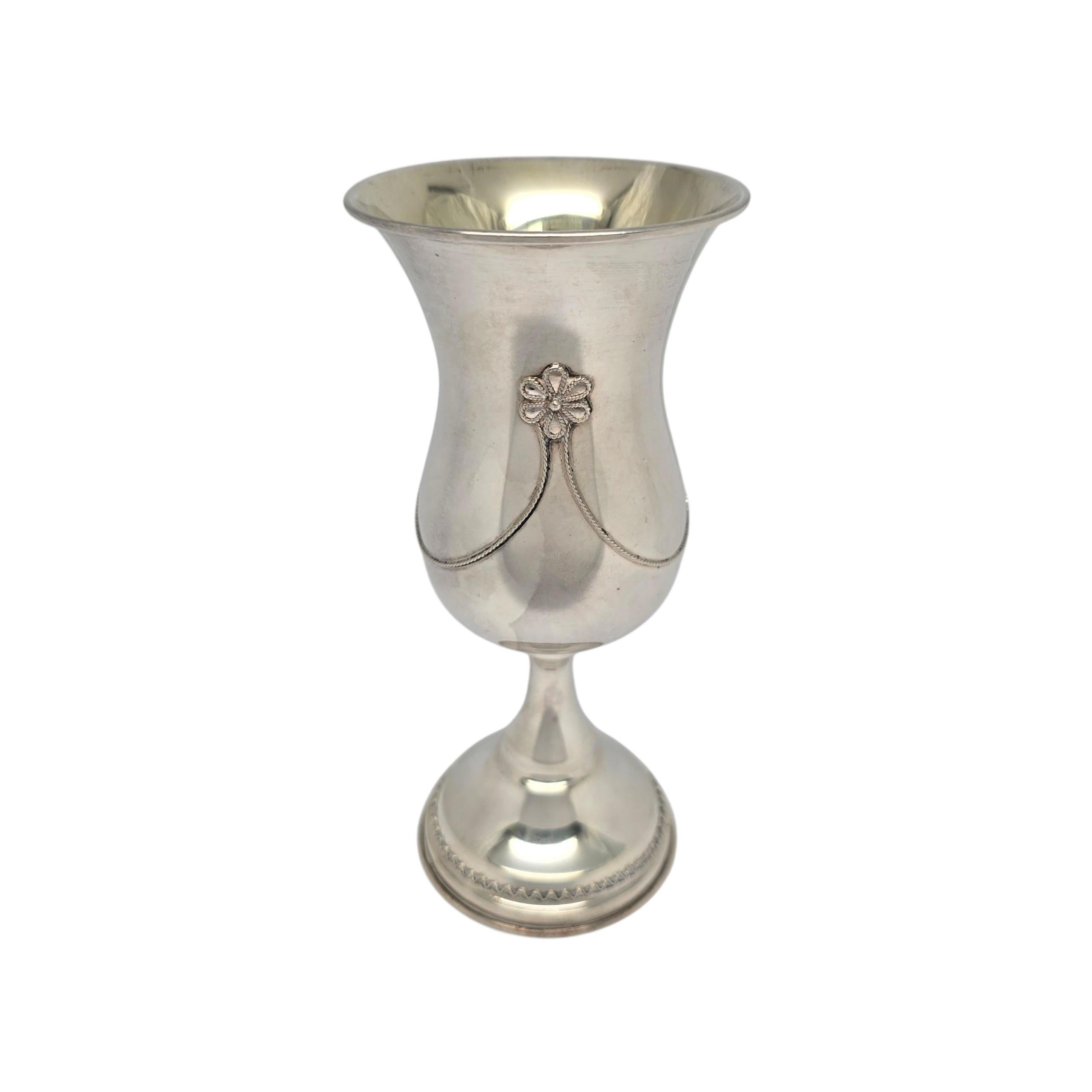 Tazza da vino in argento sterling di Achsaf Israel

Bellissimo calice da vino in argento sterling, realizzato in Israel. Presenta un fiore con perline al centro e un design a spirale, con accenti a zig-zag intorno alla base.

Pesa circa 100,3g,