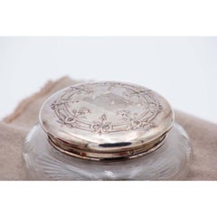 Acid-cut silver bonbon box with flower reliefs on the removable silver lid
