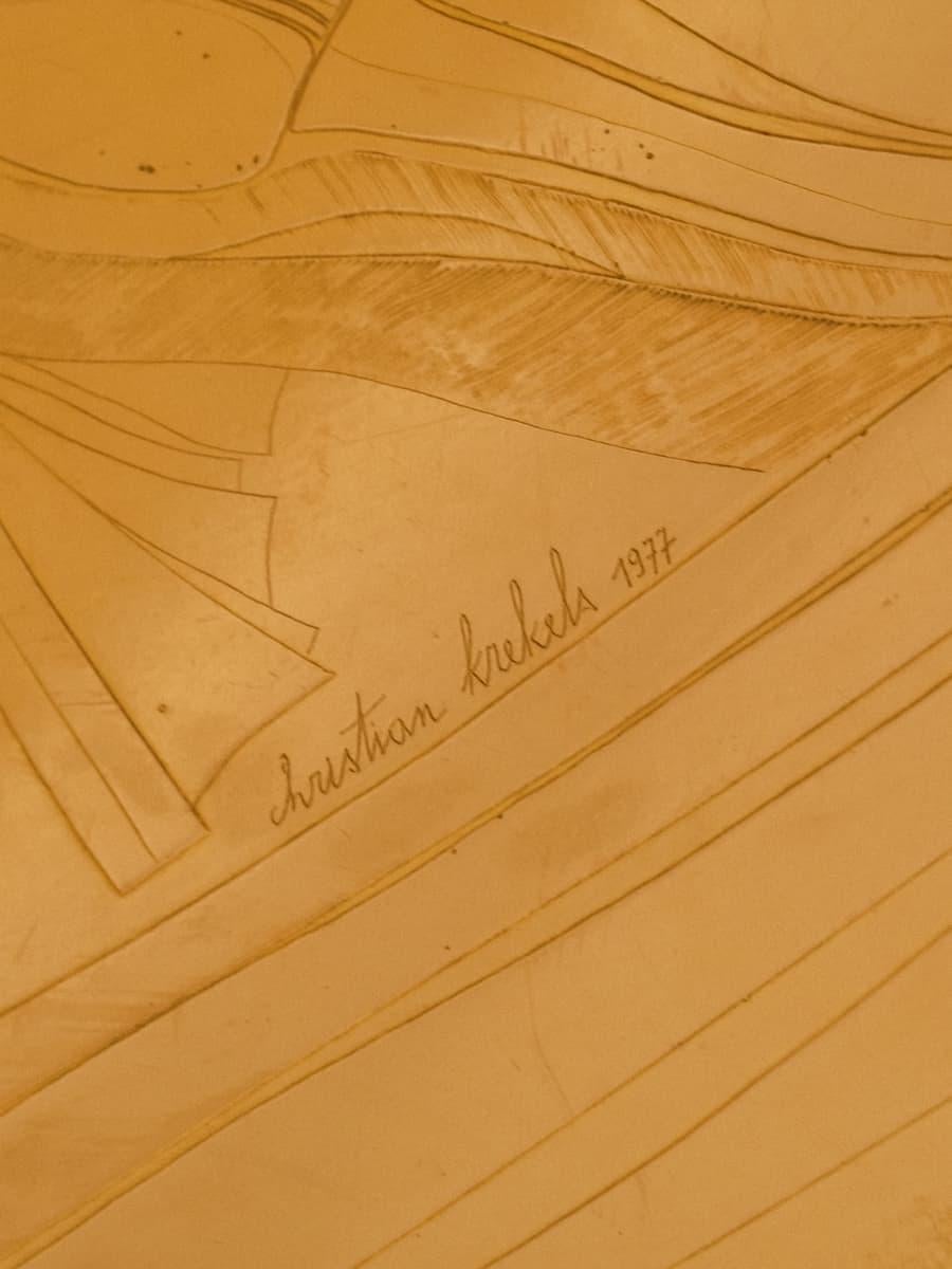 Couchtisch aus säuregeätztem Messing, signiert Christian Krekels, 1977 im Zustand „Gut“ im Angebot in MARSEILLE, FR