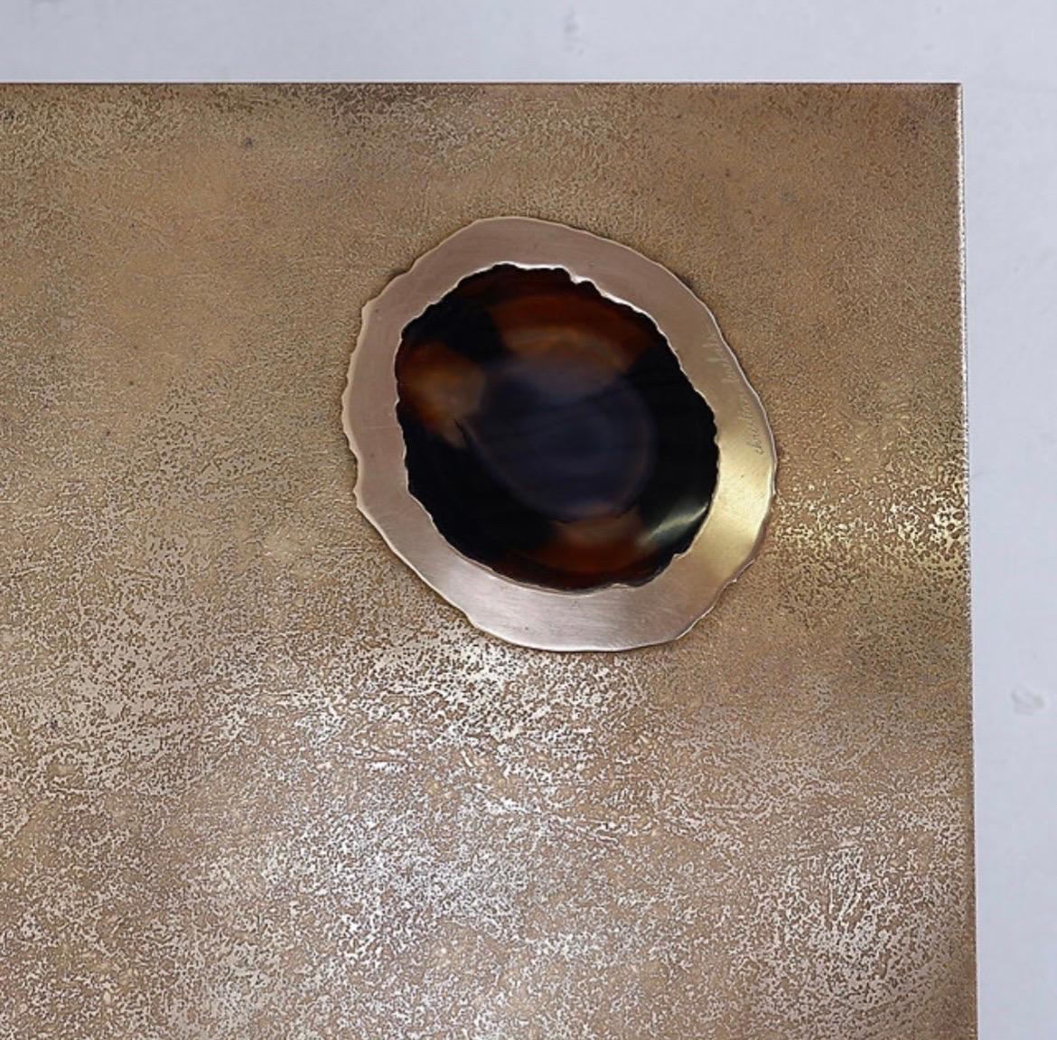 Plateau de table basse en laiton gravé à l'acide de Christian Krekels avec une pierre d'agate en vente 4
