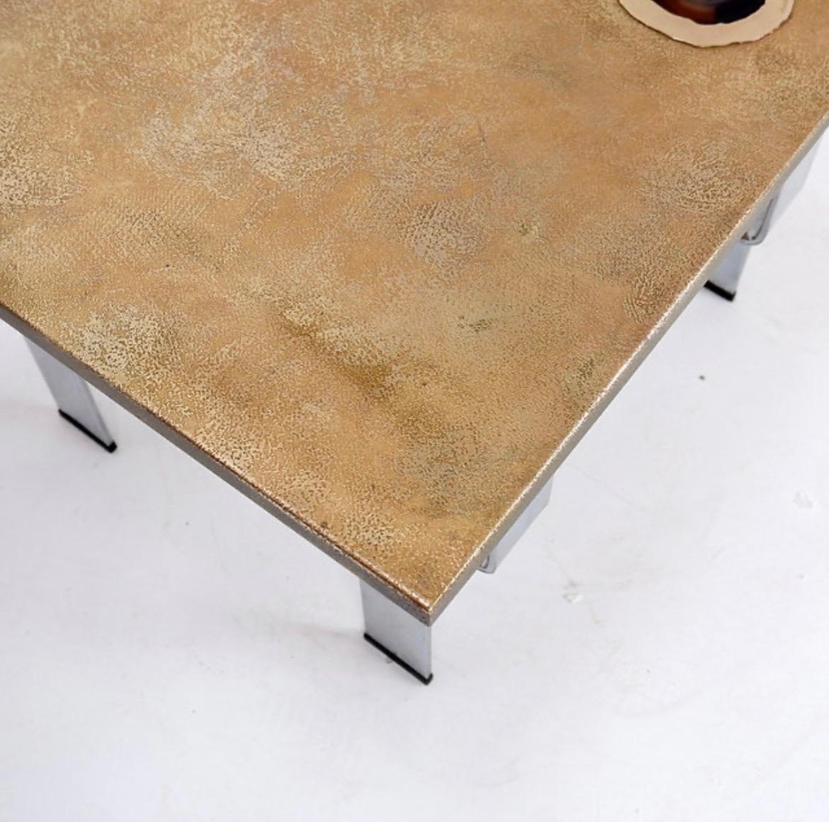 Métal Plateau de table basse en laiton gravé à l'acide de Christian Krekels avec une pierre d'agate en vente
