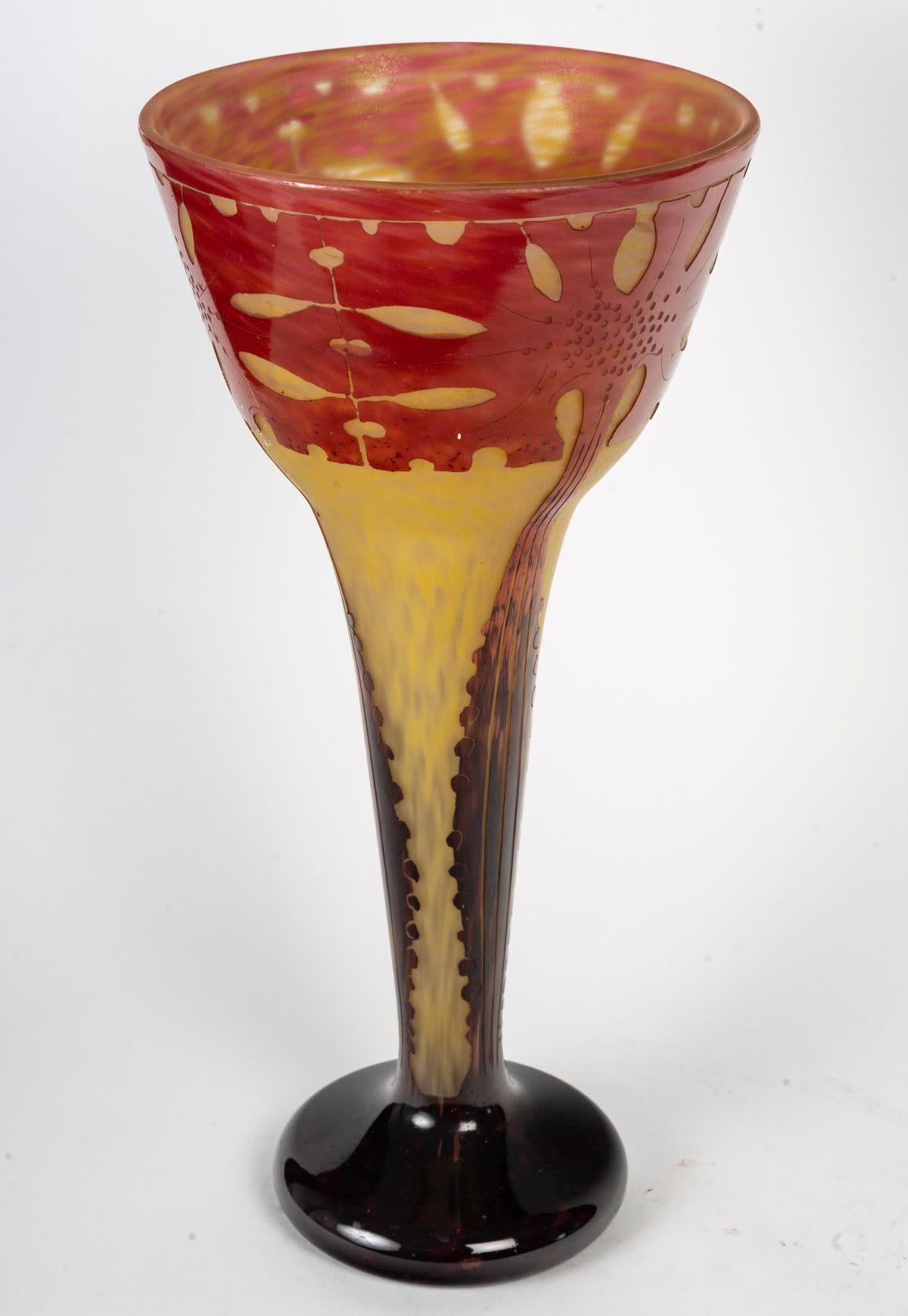 Vaso in vetro acidato, modello amarantes di Charles Schneider, Art Nouveau, 1900.

Vaso Art Nouveau di Charles Schneider, 1900 circa, per vetro francese, inciso all'acido, modello amarantes.
H. 47cm, P. 23cm