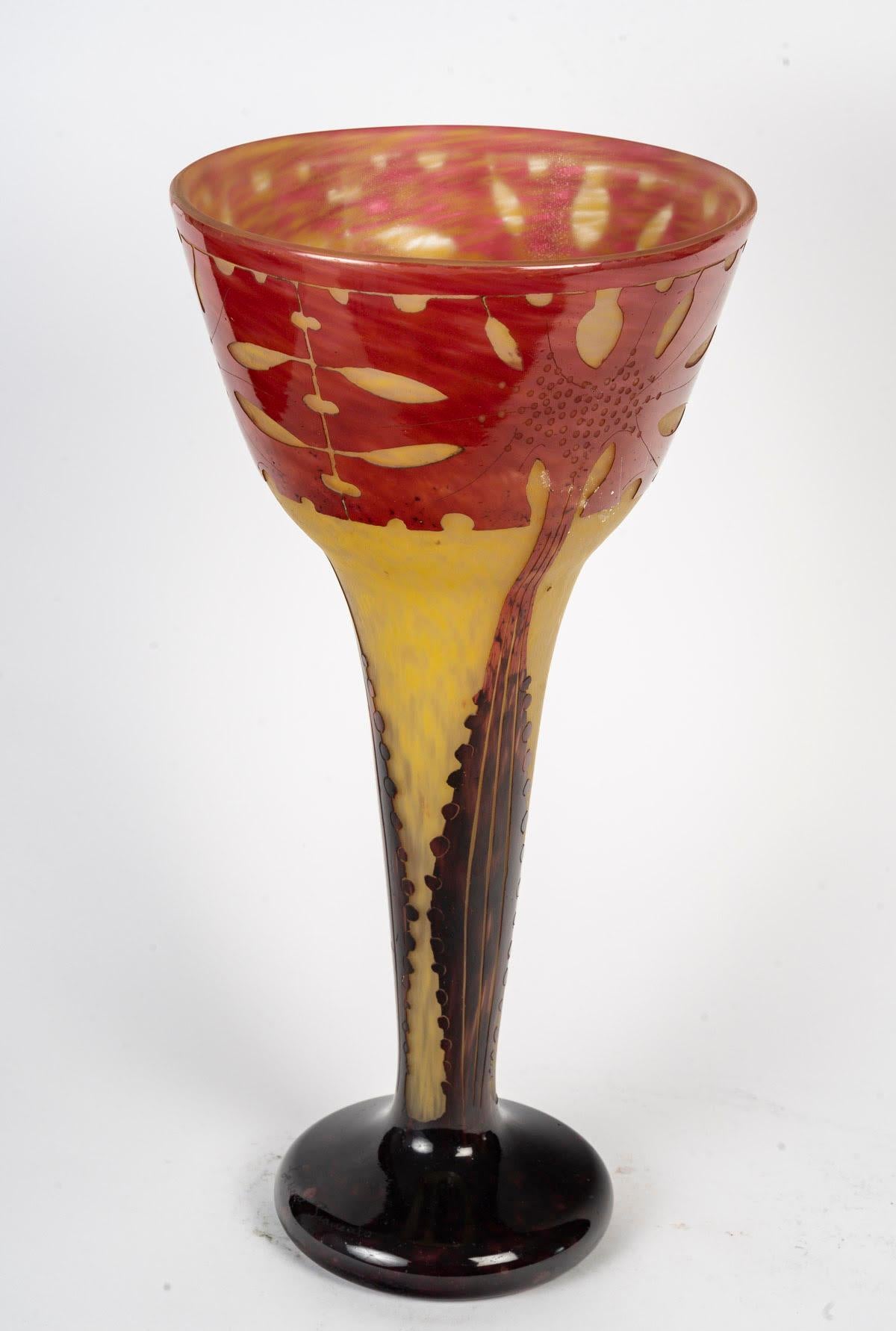 XX secolo Vaso in vetro acidato, modello Amarantes di Charles Schneider, Art Nouveau, 1900. in vendita