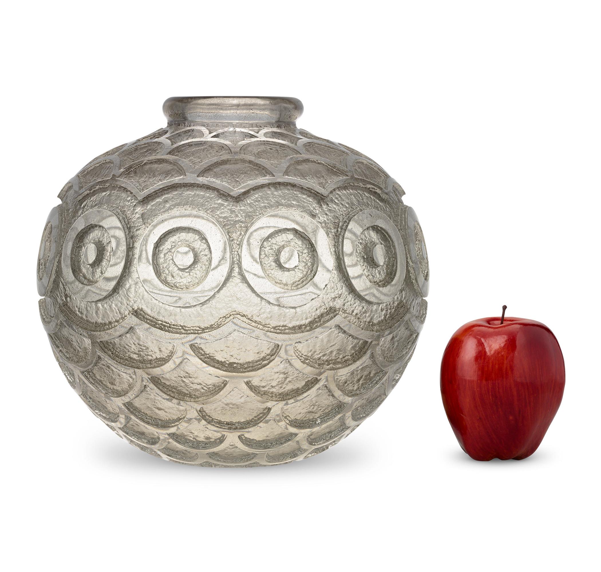 Vaso acidato
Daum Nancy
Circa 1925

Questo raro e sorprendente vaso Art Déco di Daum Nancy rappresenta l'apice dell'artigianato francese. La forma sferica è ornata da cerchi geometrici profondamente incisi all'acido che circondano l'opera in un mix