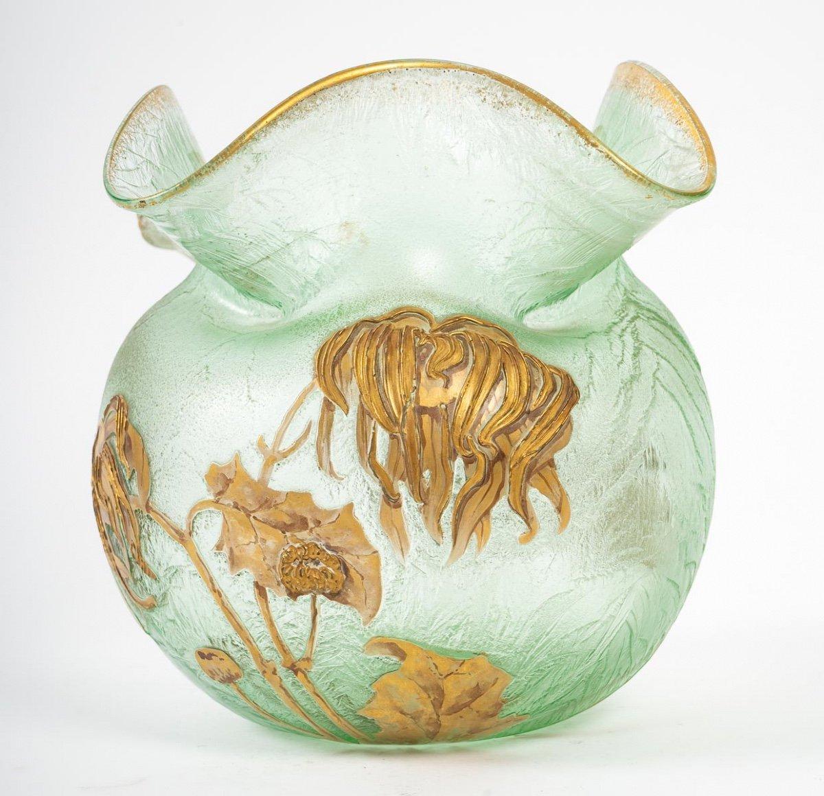 Magnificent acid-frosted globular vase, with hemmed neck, bordered with gold powder.
Gold highlights and enamelled poppy flowers testify to the unique style and elegance of the creations proposed by François Théodore Legras.

Period: 1900 – Art