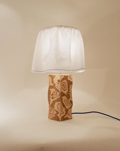 Tischlampe Acid. Moderne geschnitzte Lampe aus Teakholz mit Stoffschirm von Josh Page Studio