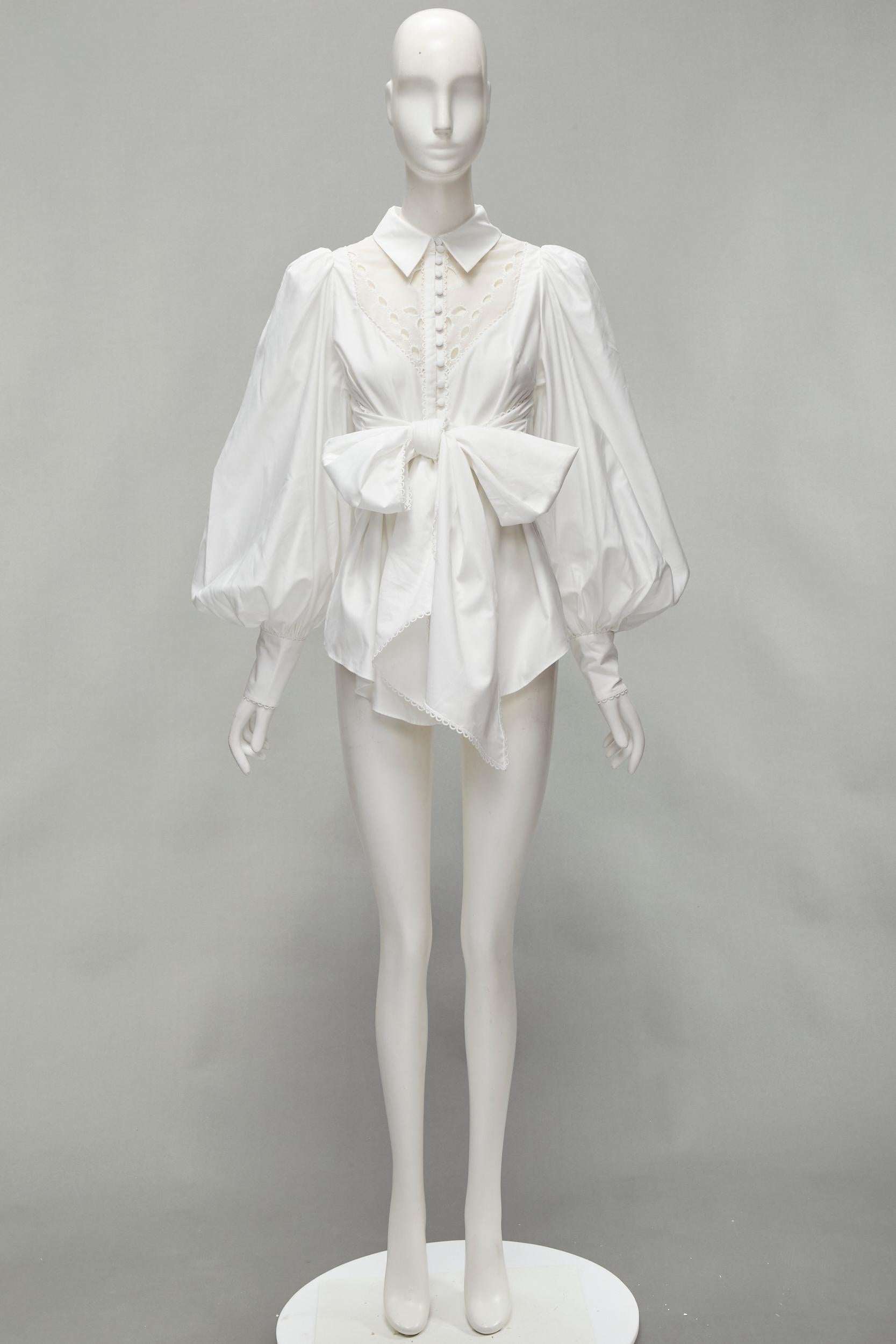 ACLER camicetta con maniche a sbuffo in cotone bianco con ritaglio di occhielli e grande fiocco US2 S. White in vendita 5