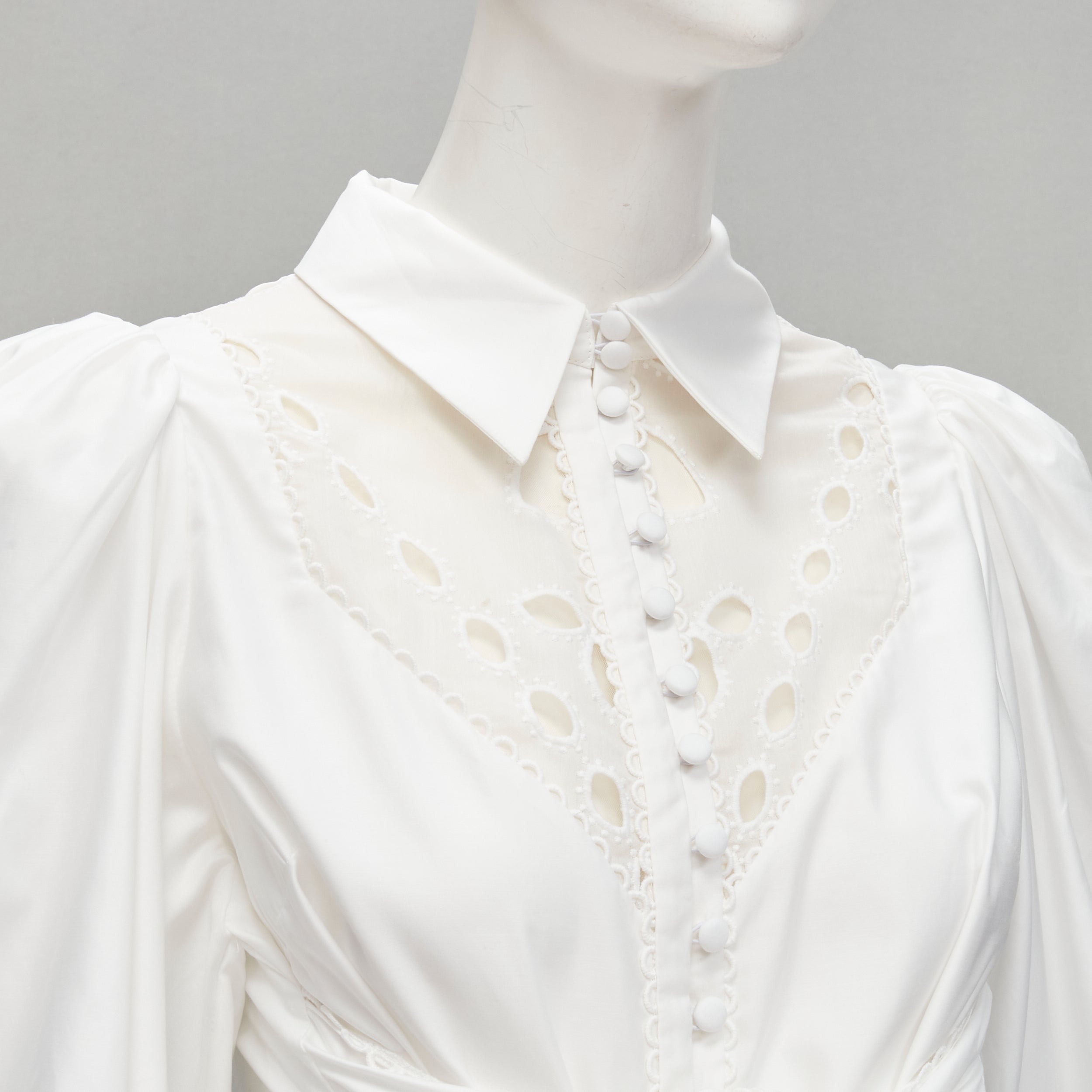 ACLER camicetta con maniche a sbuffo in cotone bianco con ritaglio di occhielli e grande fiocco US2 S. White
Riferimento: AAWC/A00274
Marchio: Acler
Materiale: Cotone
Colore: bianco
Modello: Tinta unita
Chiusura: bottone
Dettagli extra: La chiusura