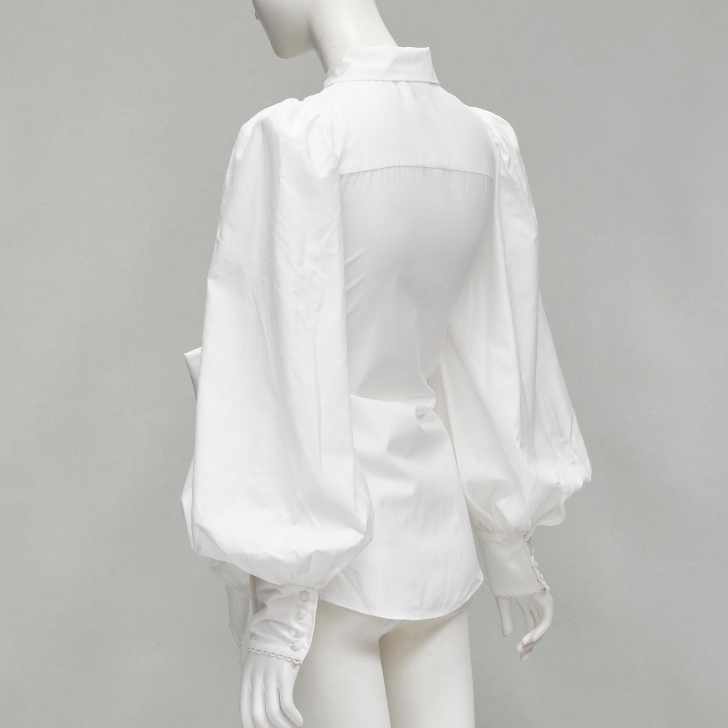 ACLER camicetta con maniche a sbuffo in cotone bianco con ritaglio di occhielli e grande fiocco US2 S. White in vendita 1