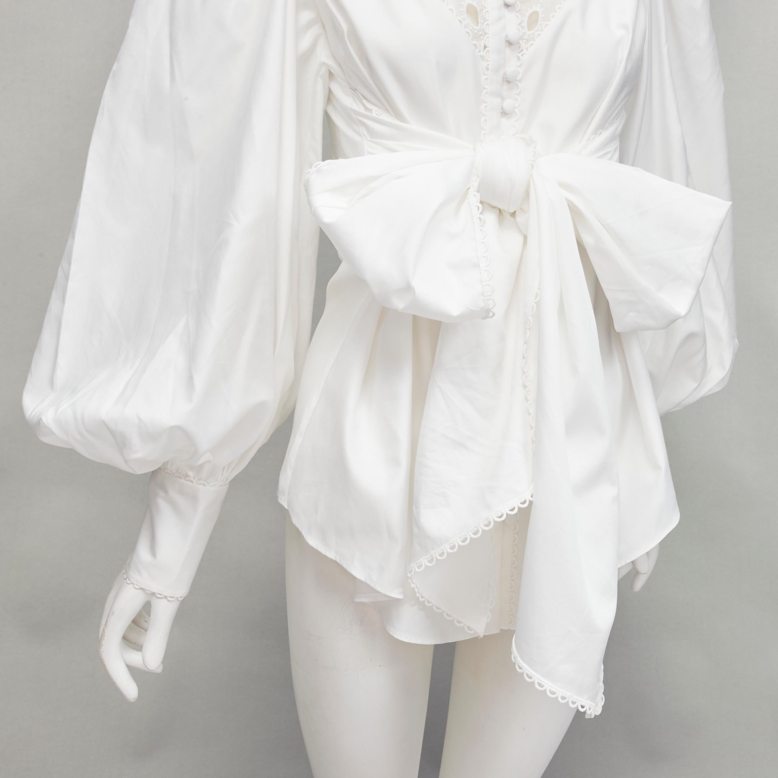 ACLER camicetta con maniche a sbuffo in cotone bianco con ritaglio di occhielli e grande fiocco US2 S. White in vendita 2