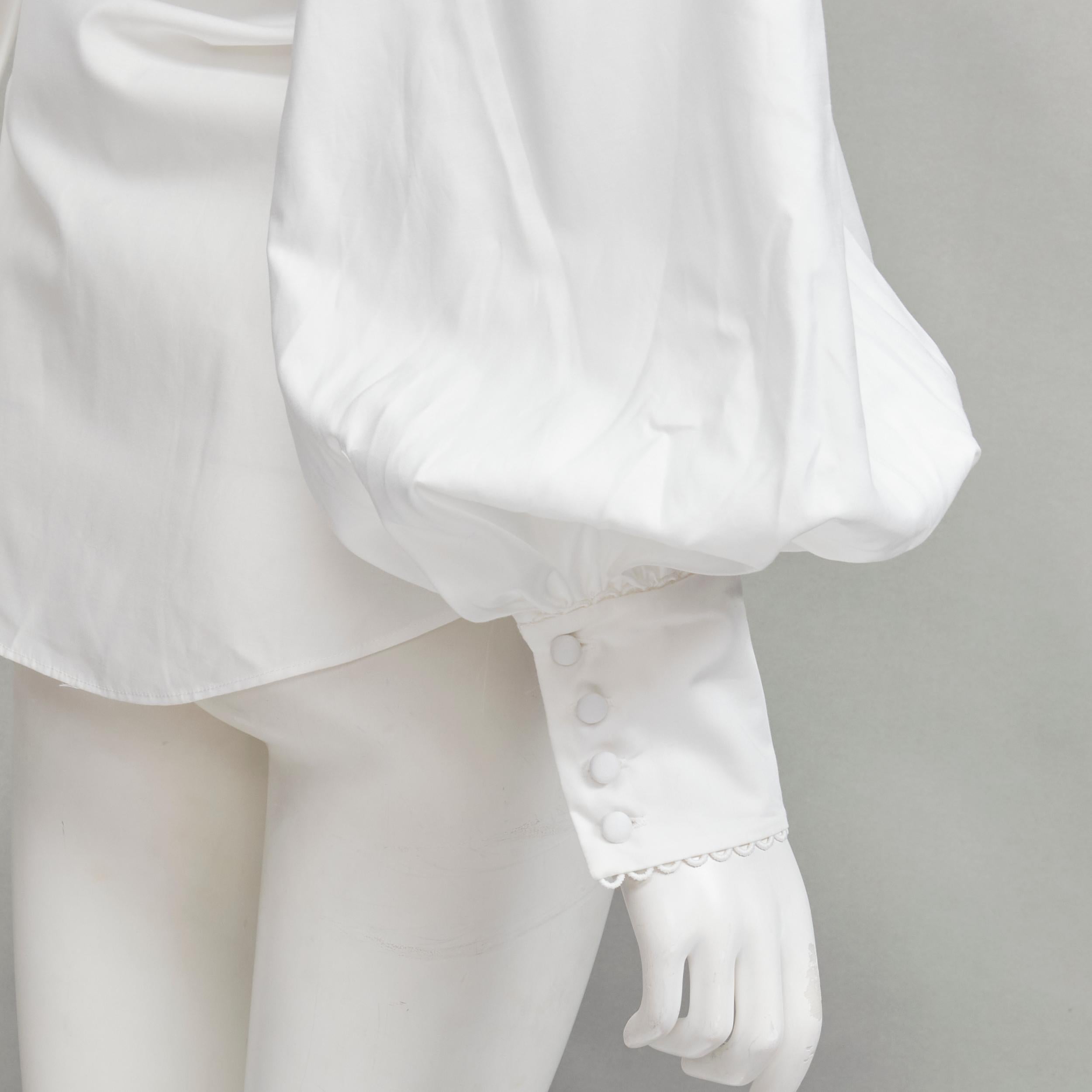 ACLER camicetta con maniche a sbuffo in cotone bianco con ritaglio di occhielli e grande fiocco US2 S. White in vendita 3